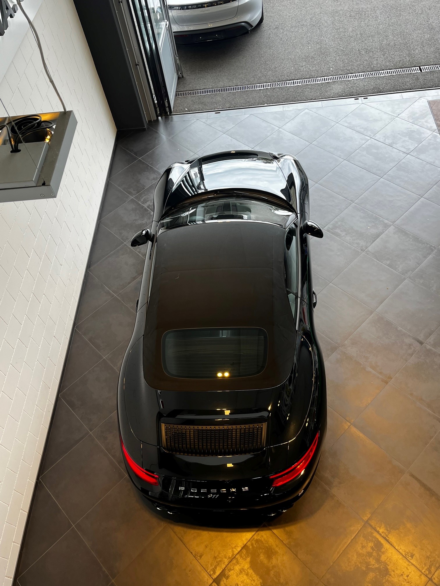 PORSCHE 911 Cabriolet 3.0 Carrera PDK-image-17