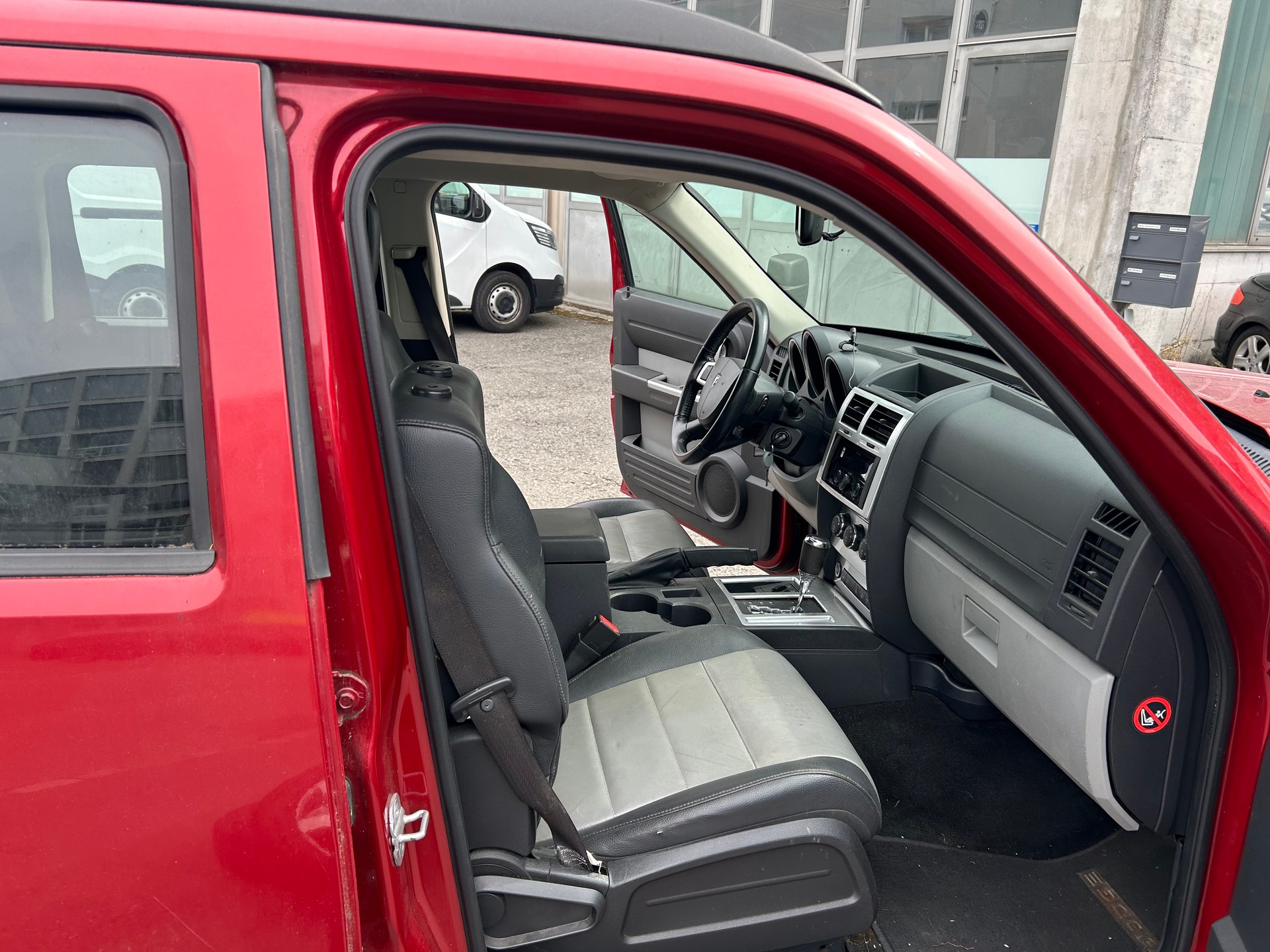 DODGE Nitro 2.8 CRD Blackline Automatic-image-8