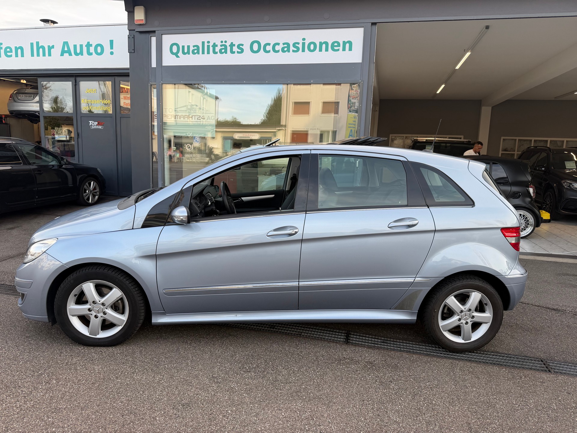 MERCEDES-BENZ B 200-image-1