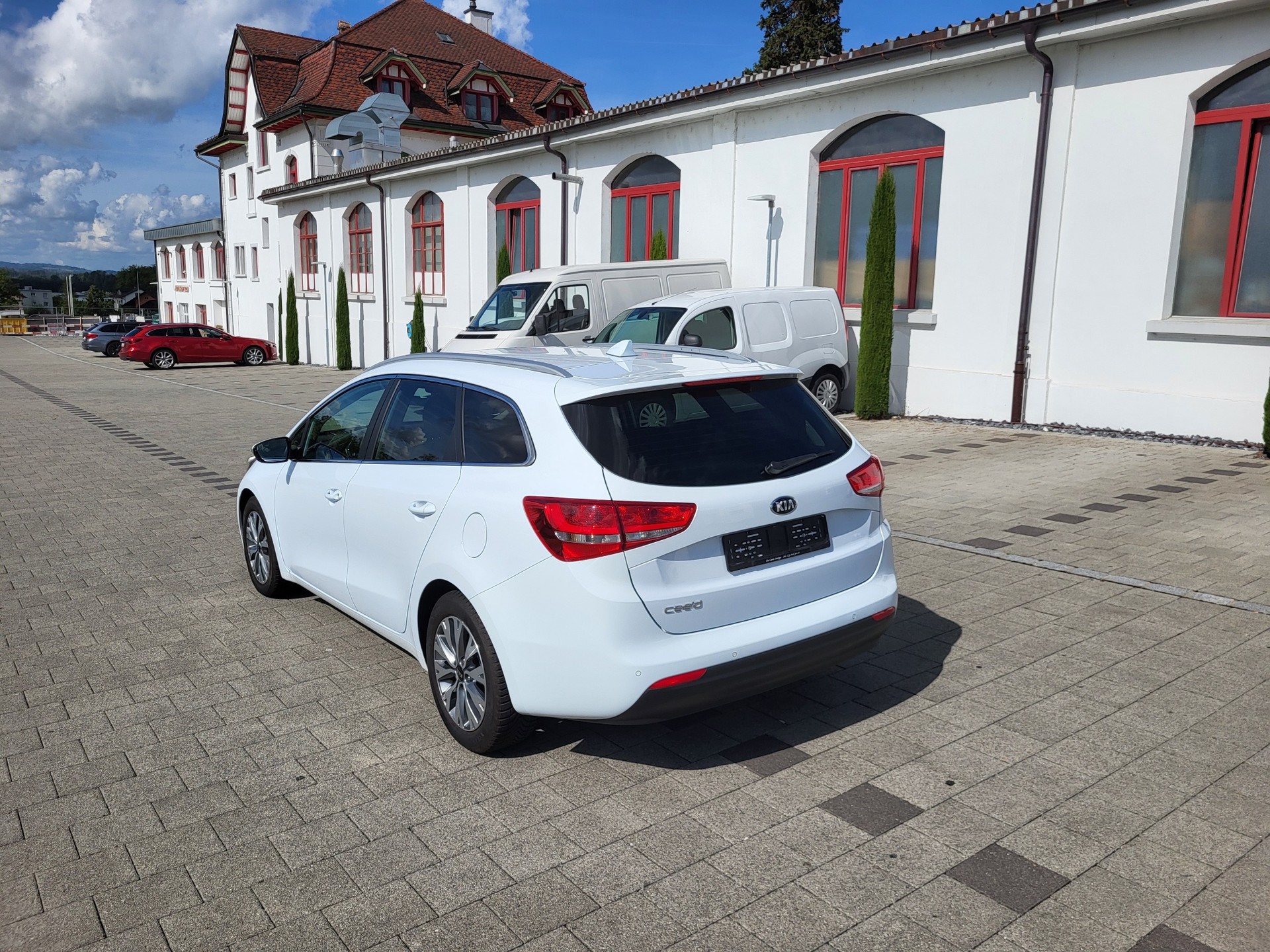 KIA Cee'd Sportswagon 1.6 GDi Swiss Champion DCT-image-2