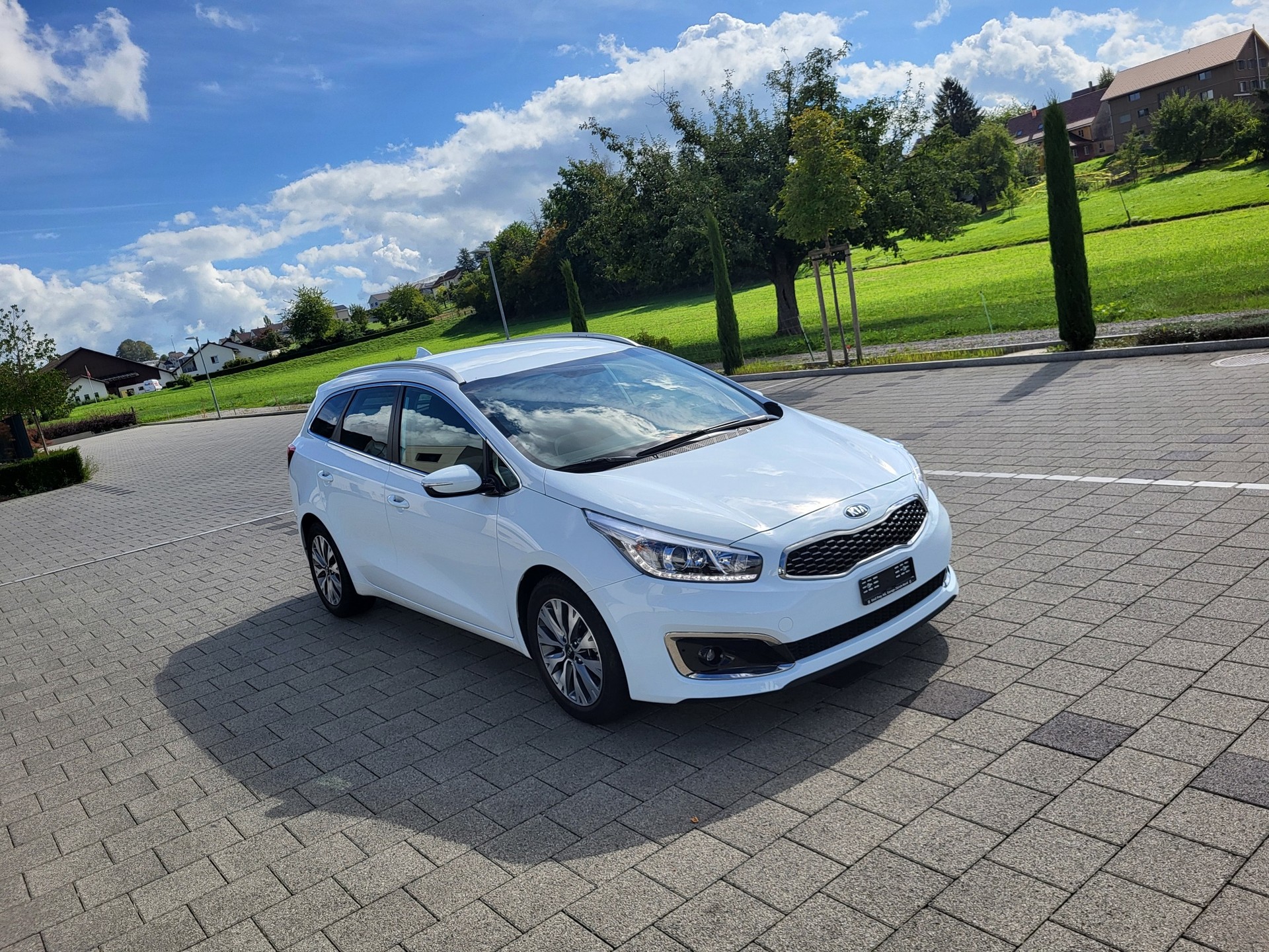 KIA Cee'd Sportswagon 1.6 GDi Swiss Champion DCT-image-0