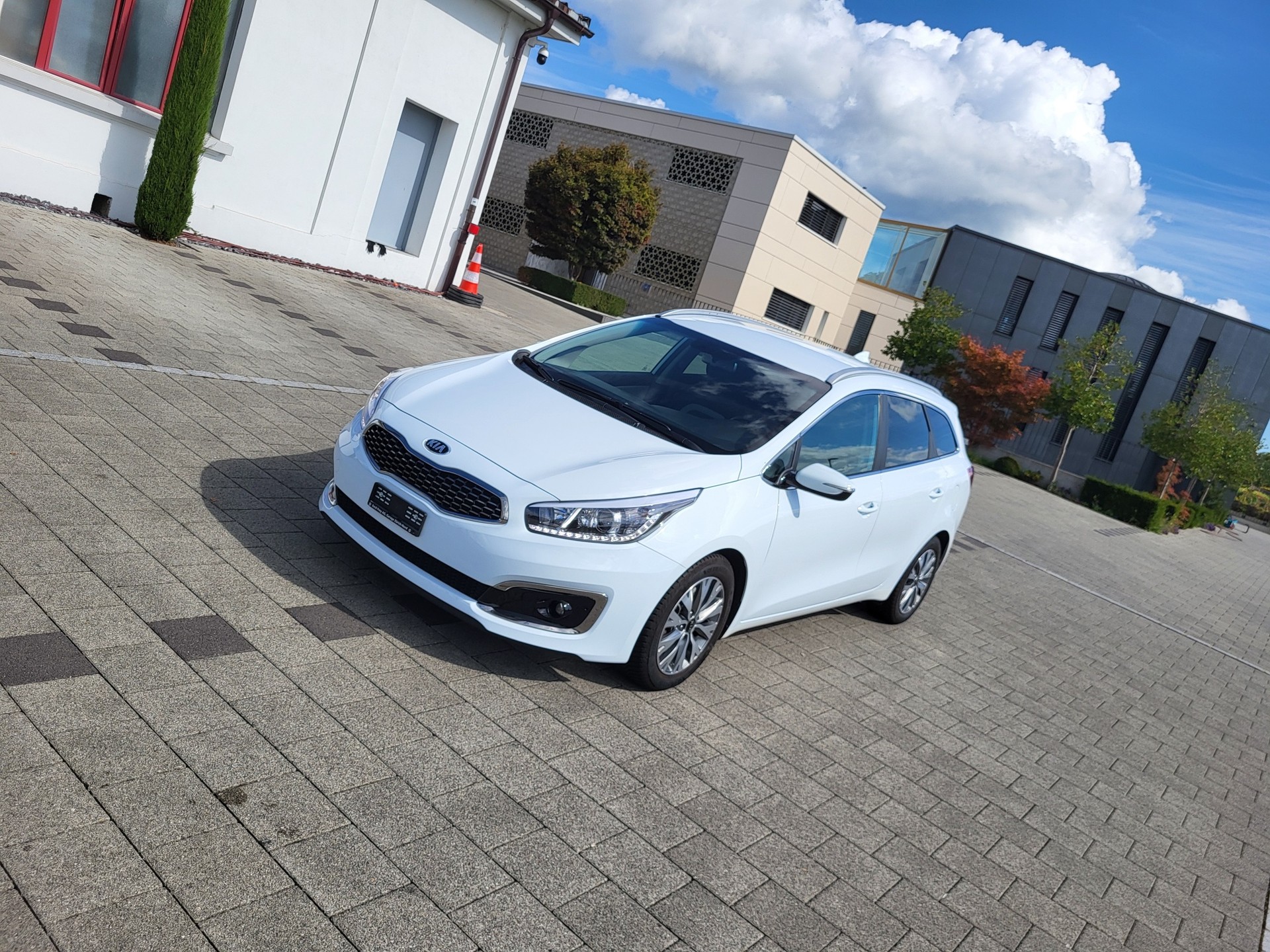 KIA Cee'd Sportswagon 1.6 GDi Swiss Champion DCT-image-3