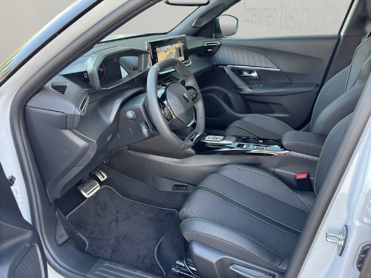 PEUGEOT 2008 1.2 Hybrid 145 GT-image-3