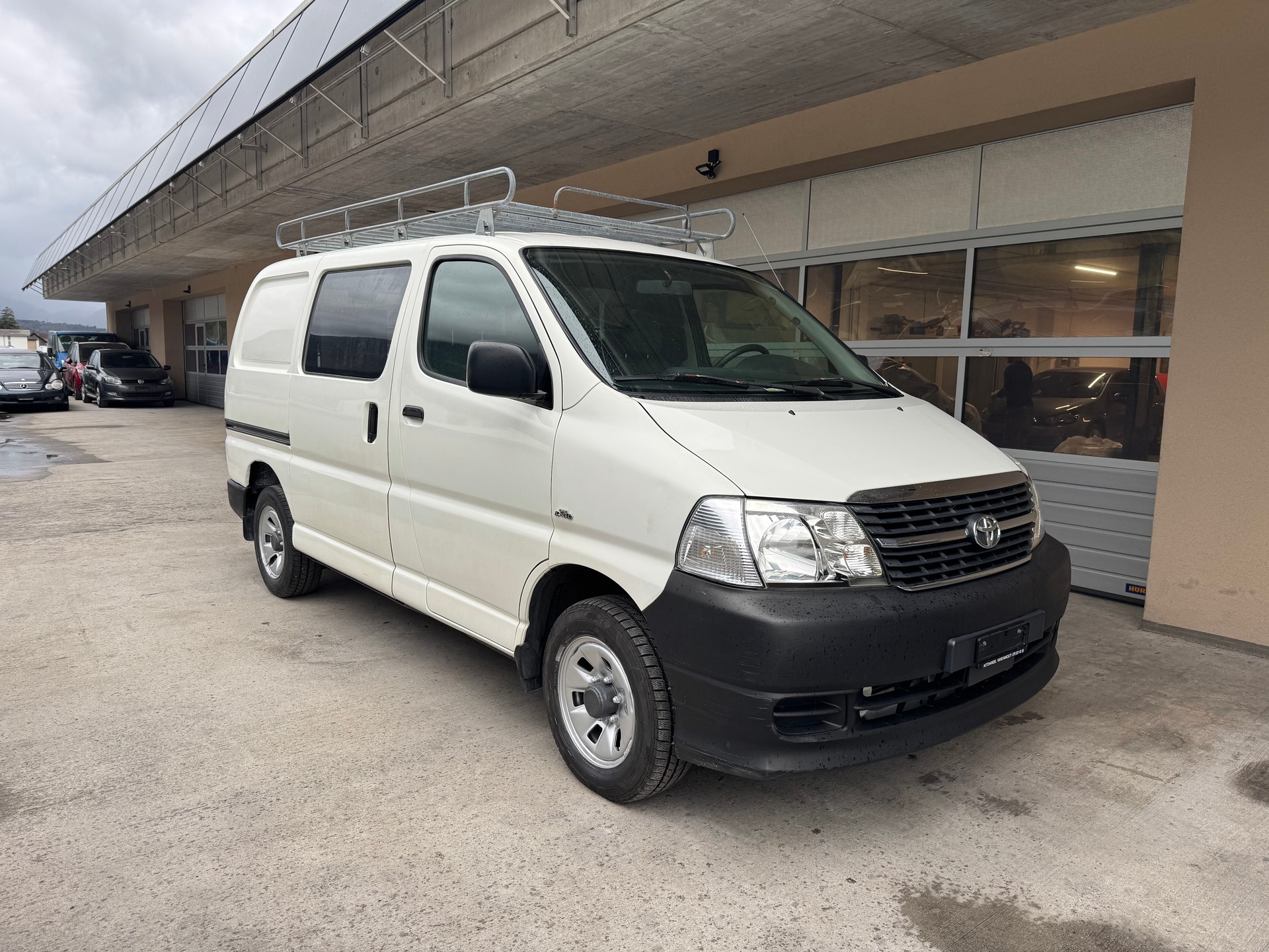TOYOTA Hiace D-4D Van 4WD SWB-image-2