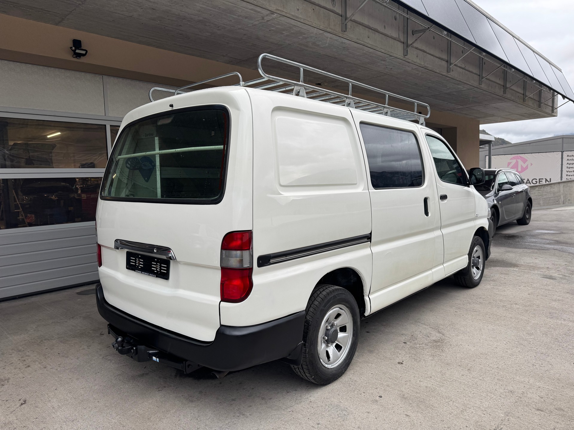 TOYOTA Hiace D-4D Van 4WD SWB-image-3