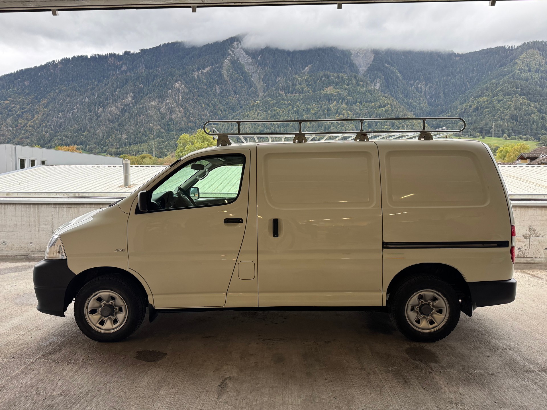 TOYOTA Hiace D-4D Van 4WD SWB-image-6