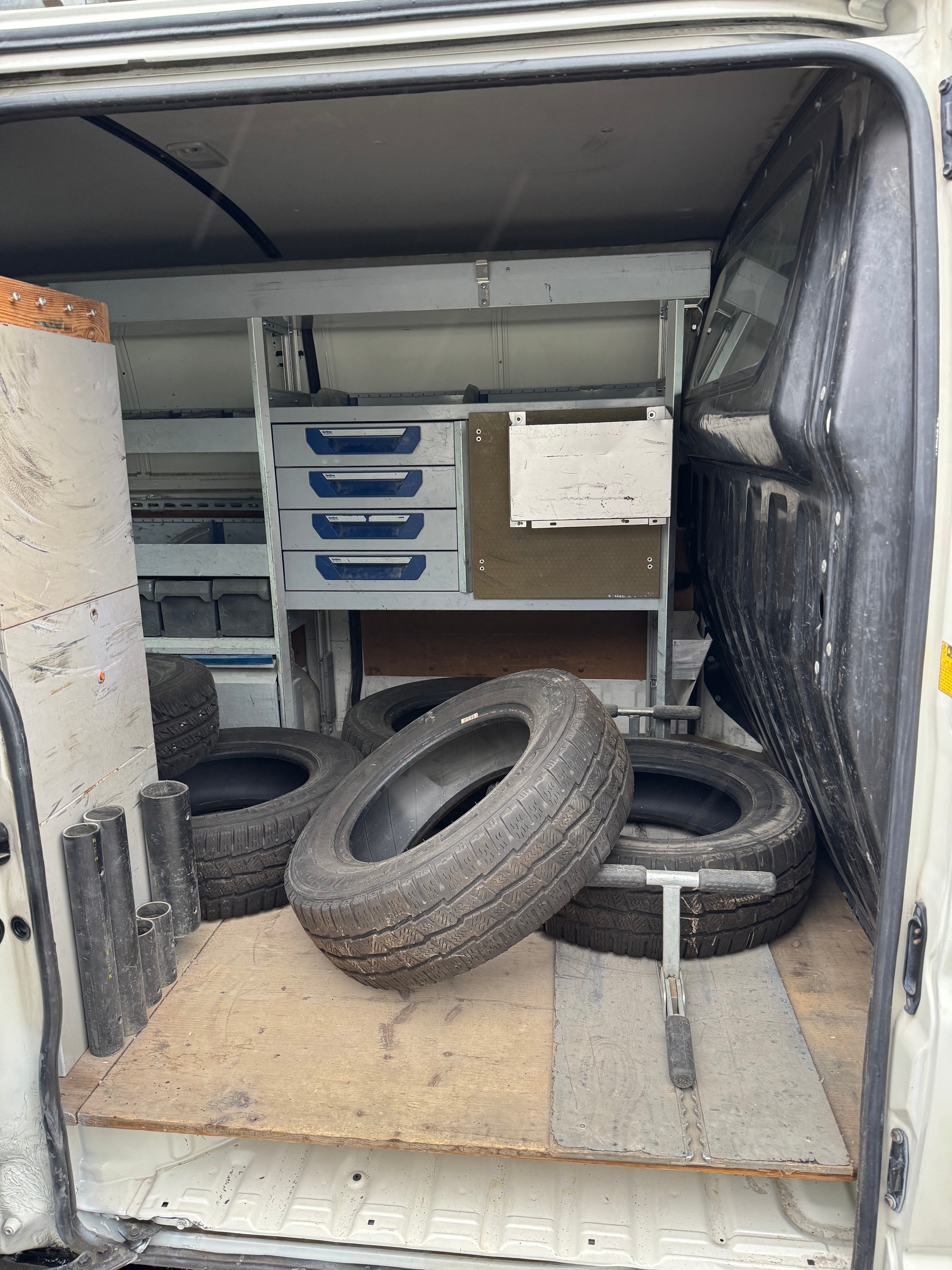 TOYOTA Hiace D-4D Van 4WD SWB-image-13