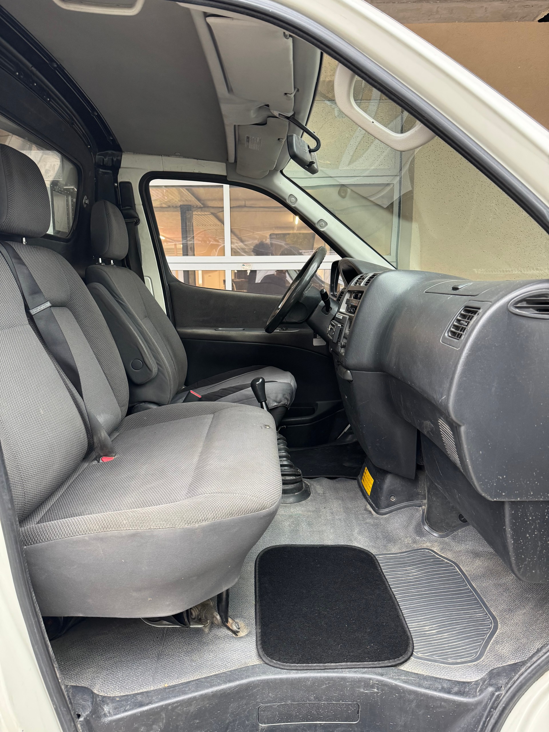 TOYOTA Hiace D-4D Van 4WD SWB-image-8