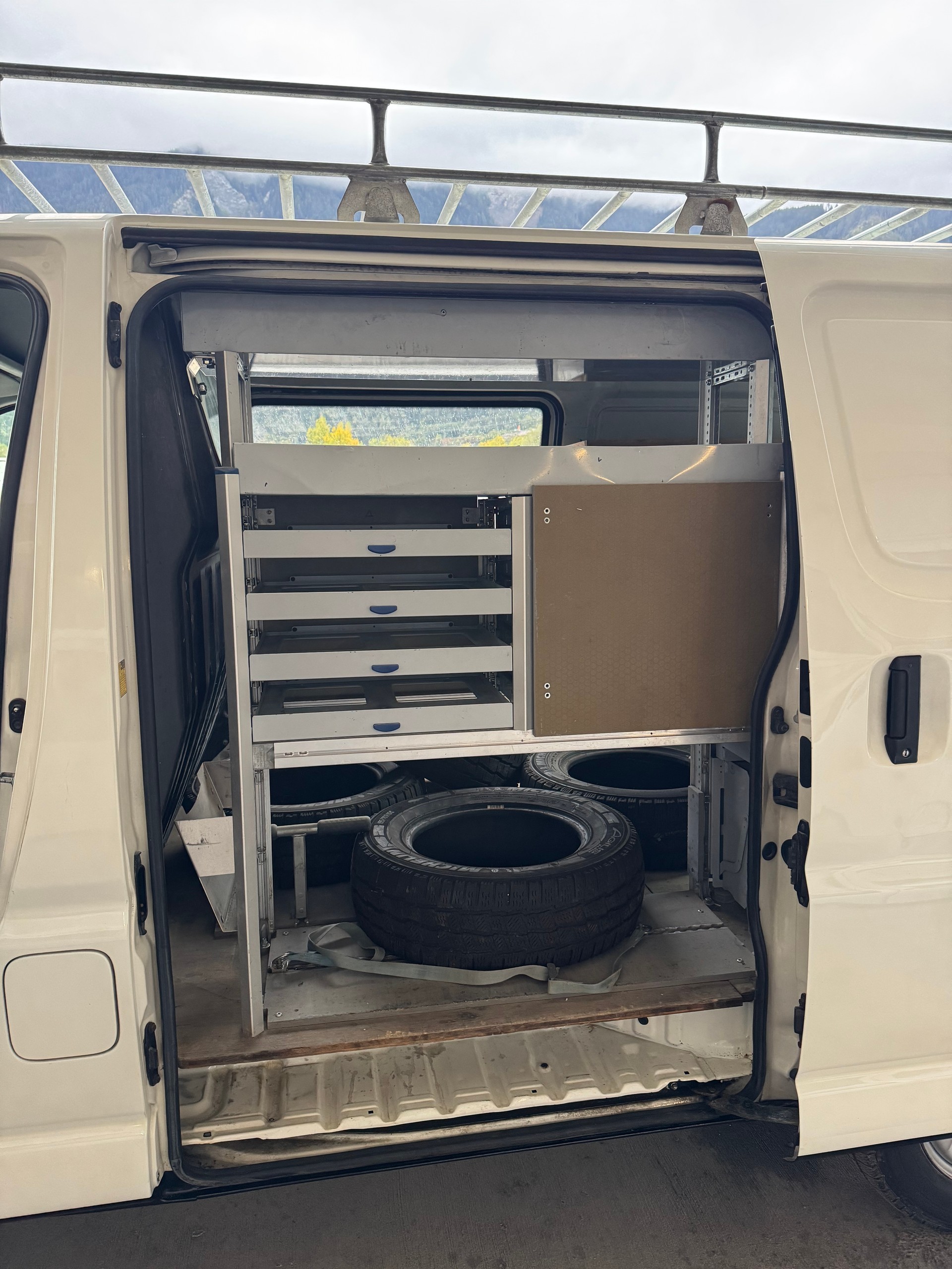 TOYOTA Hiace D-4D Van 4WD SWB-image-11