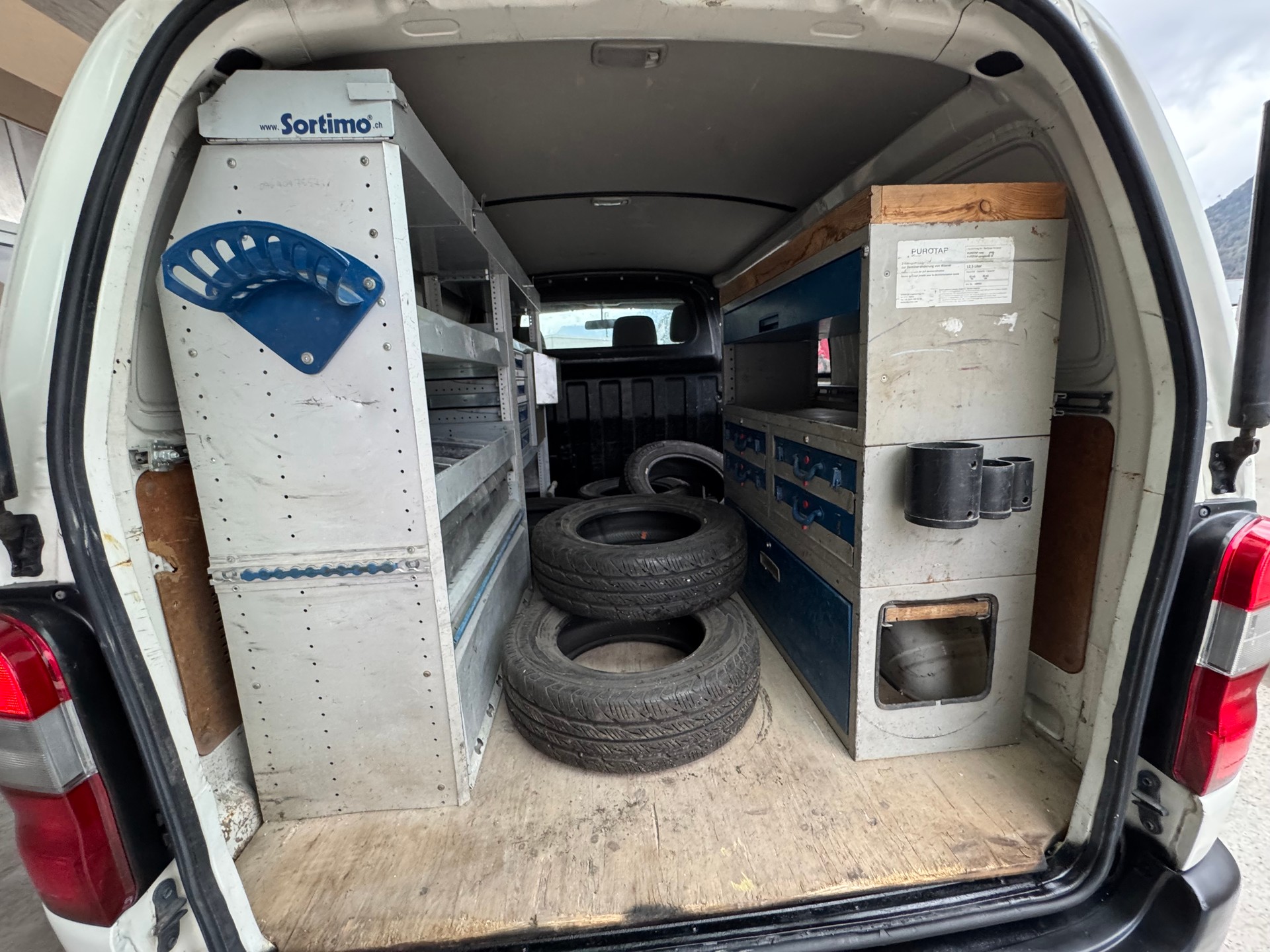 TOYOTA Hiace D-4D Van 4WD SWB-image-12