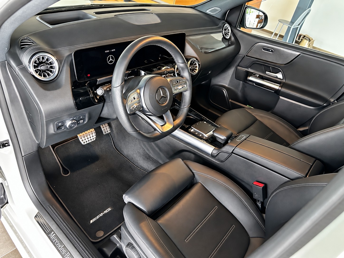 MERCEDES-BENZ B 250 4Matic AMG Line-image-9