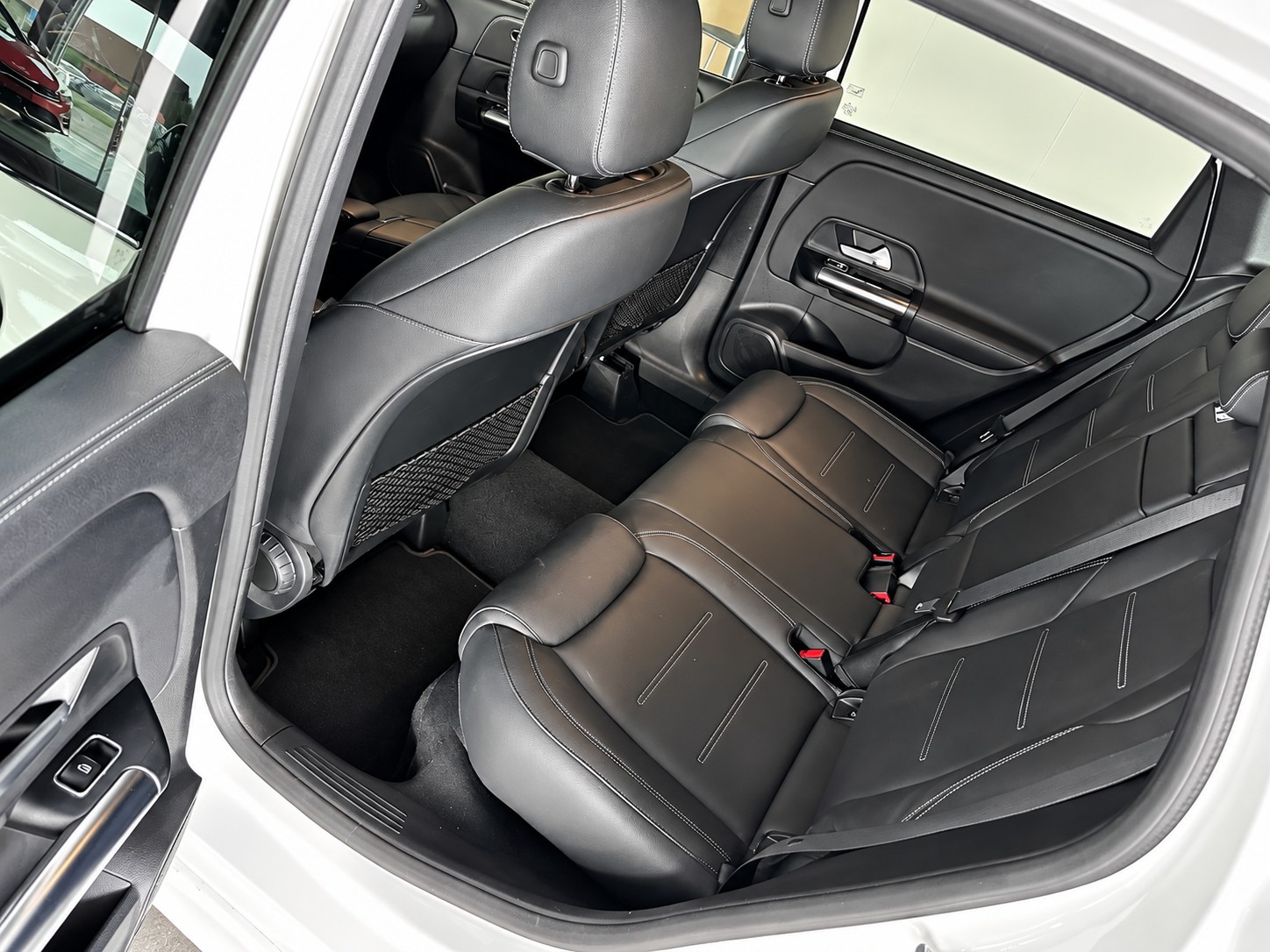 MERCEDES-BENZ B 250 4Matic AMG Line-image-10