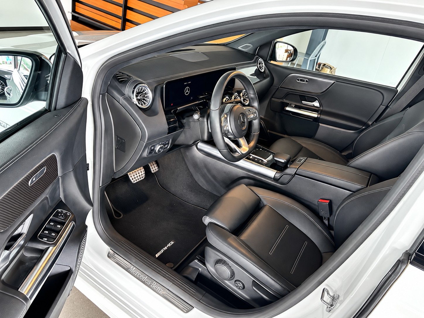 MERCEDES-BENZ B 250 4Matic AMG Line-image-8