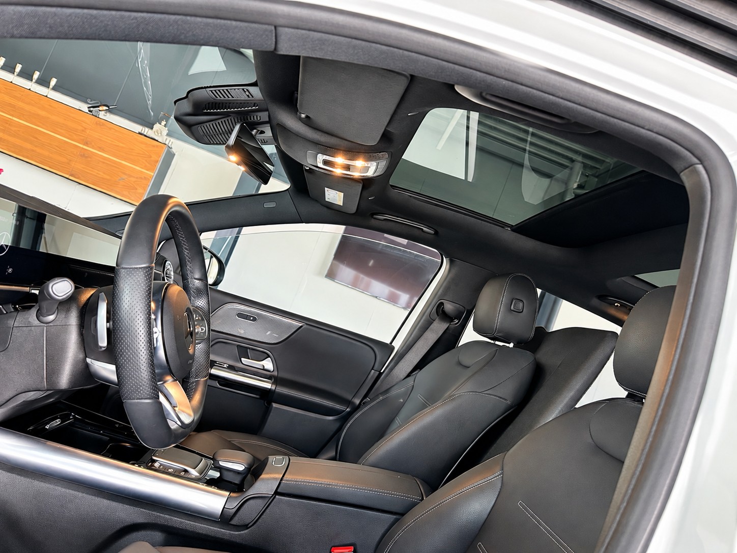 MERCEDES-BENZ B 250 4Matic AMG Line-image-11