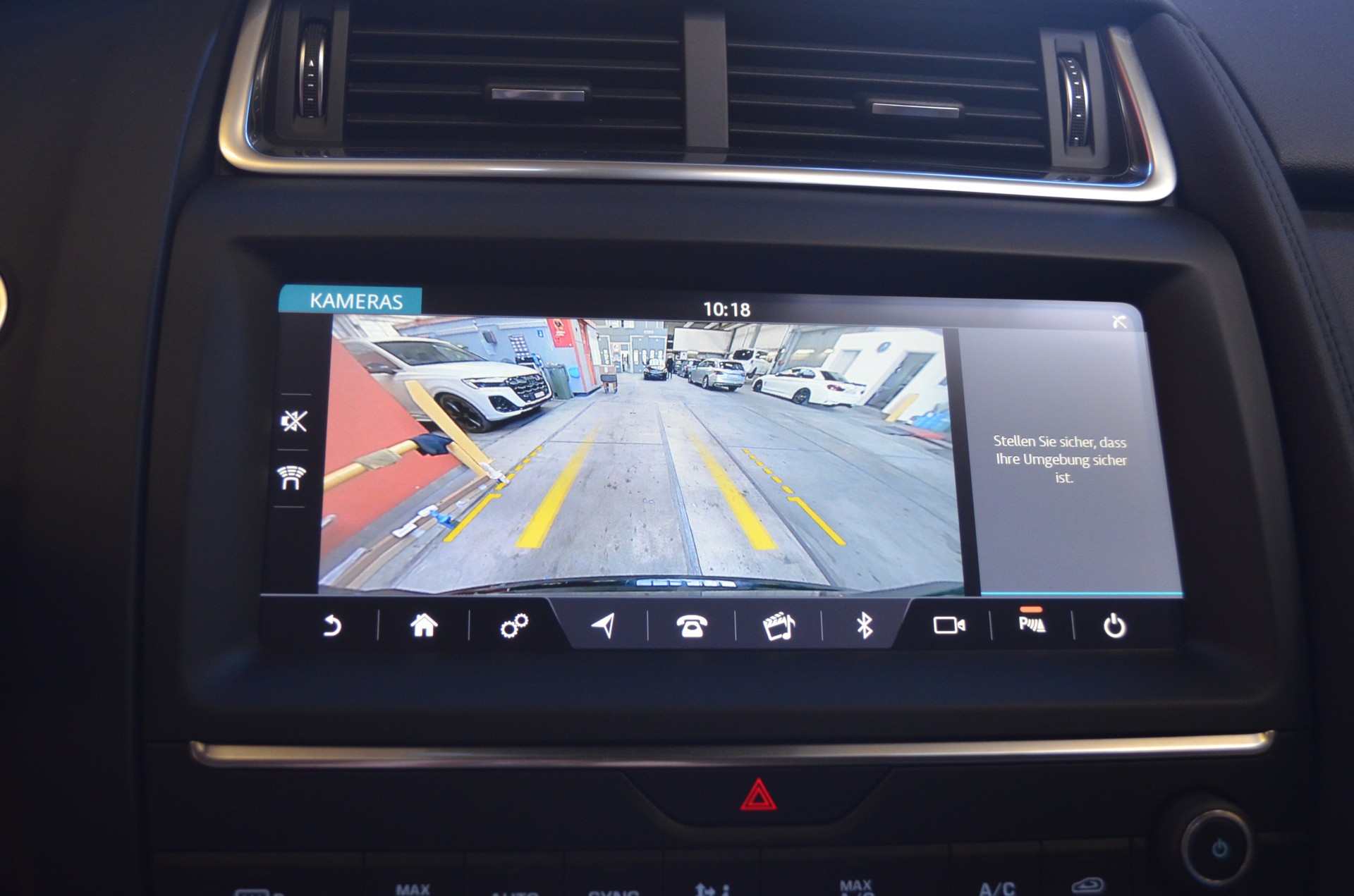 JAGUAR E-Pace 2.0 P300 S AWD Automatik-image-9