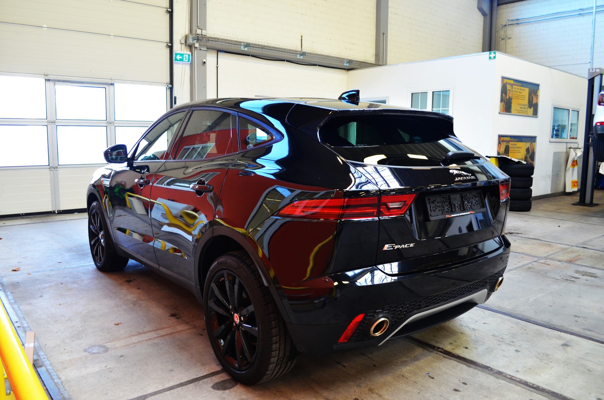 JAGUAR E-Pace 2.0 P300 S AWD Automatik-image-6