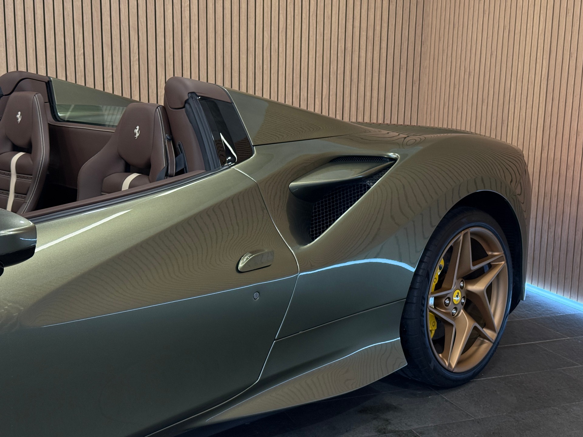 FERRARI F8 Spider *TAILOR MADE* Verde Masoni-image-8