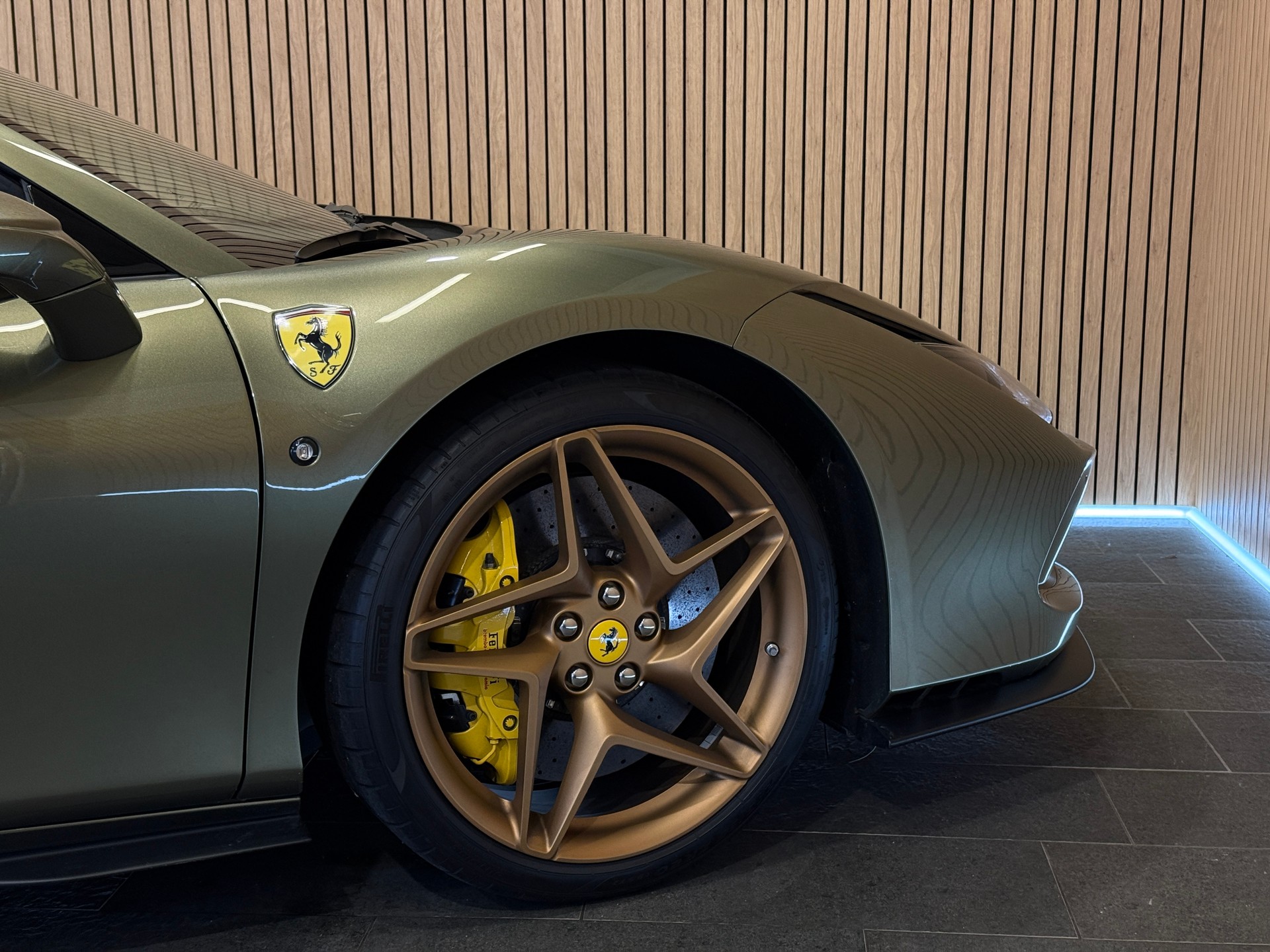 FERRARI F8 Spider *TAILOR MADE* Verde Masoni-image-18