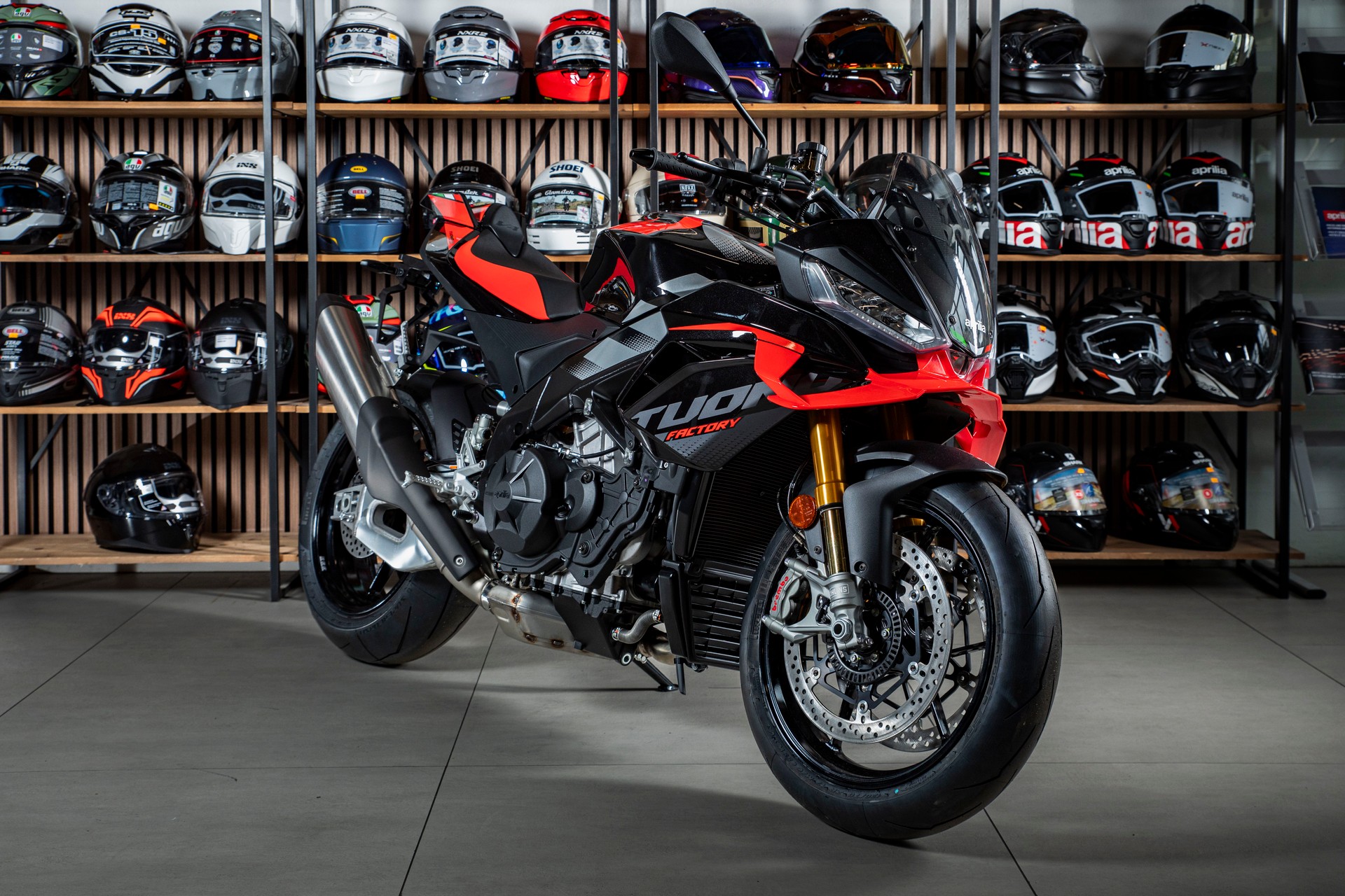 APRILIA V4 Factory-showroom-element-1
