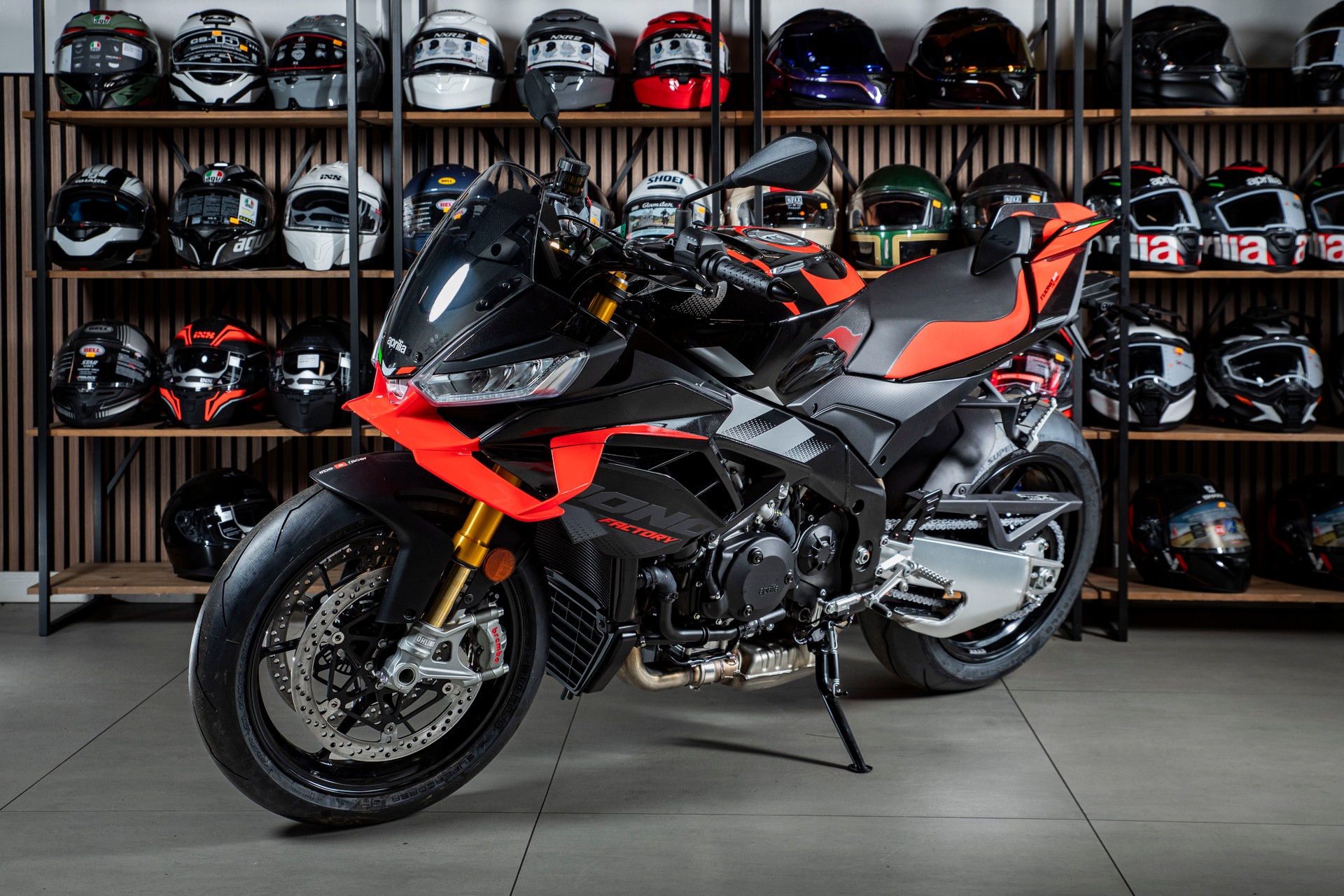 APRILIA V4 Factory-showroom-element-2