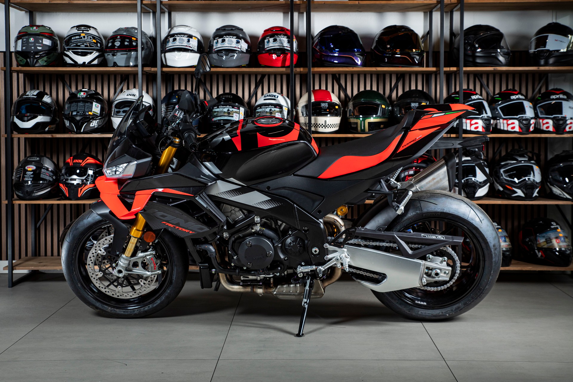 APRILIA V4 Factory-showroom-element-3