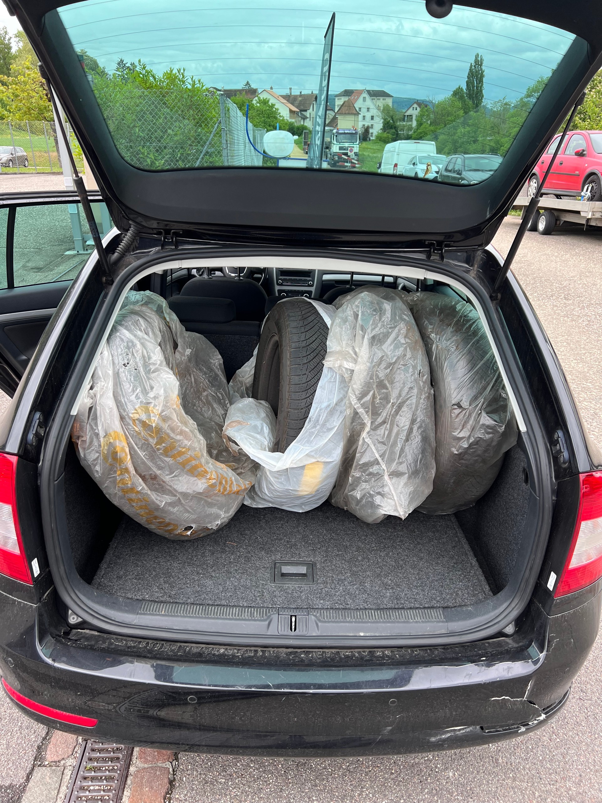 SKODA Octavia Combi 1.4 TSI Ambiente-image-11