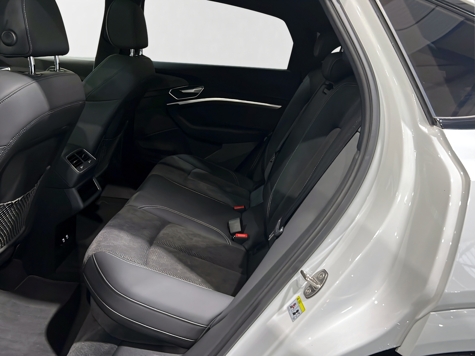 AUDI e-tron 55 Sportback Advanced Black Edition qu*Panodach,AHK,Werksgarantie bis 2026**-image-8