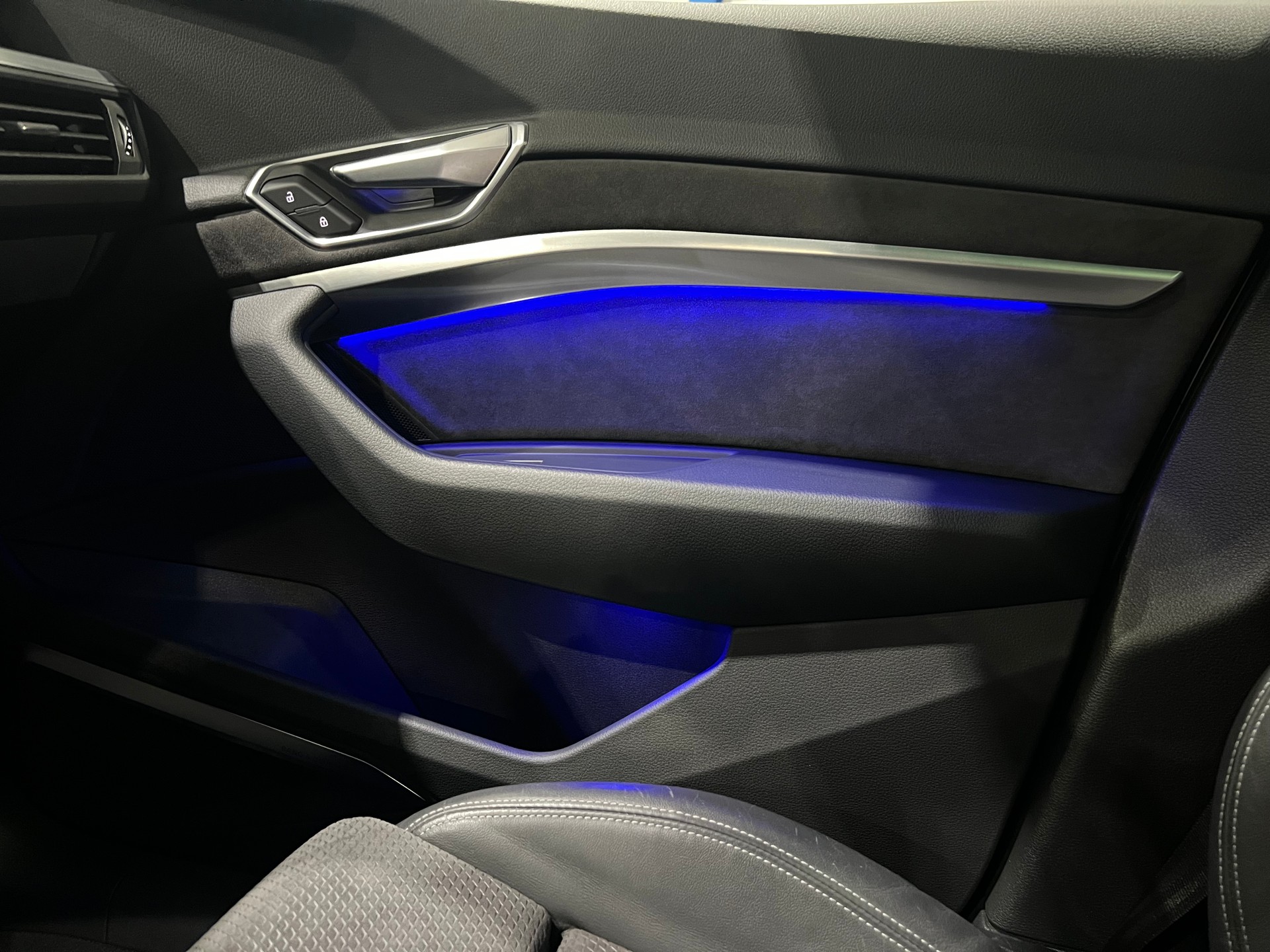 AUDI e-tron 55 Sportback Advanced Black Edition qu*Panodach,AHK,Werksgarantie bis 2026**-image-10