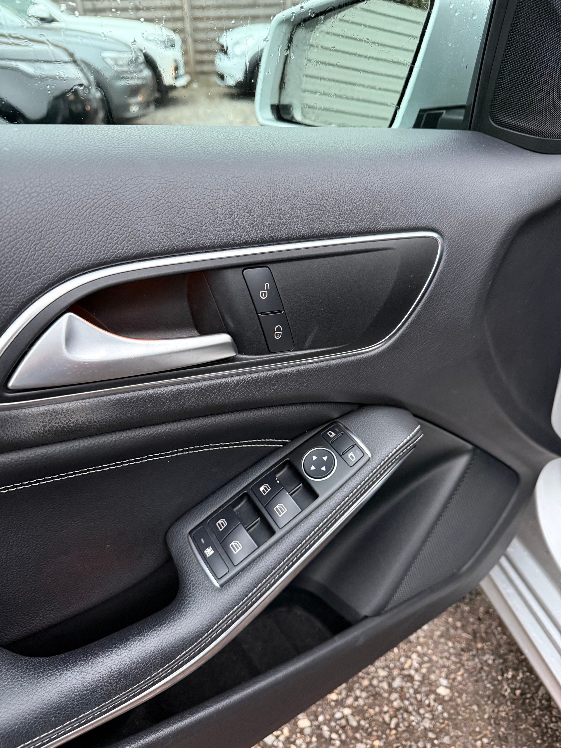 MERCEDES-BENZ A 180 Urban 7G-DCT-image-9