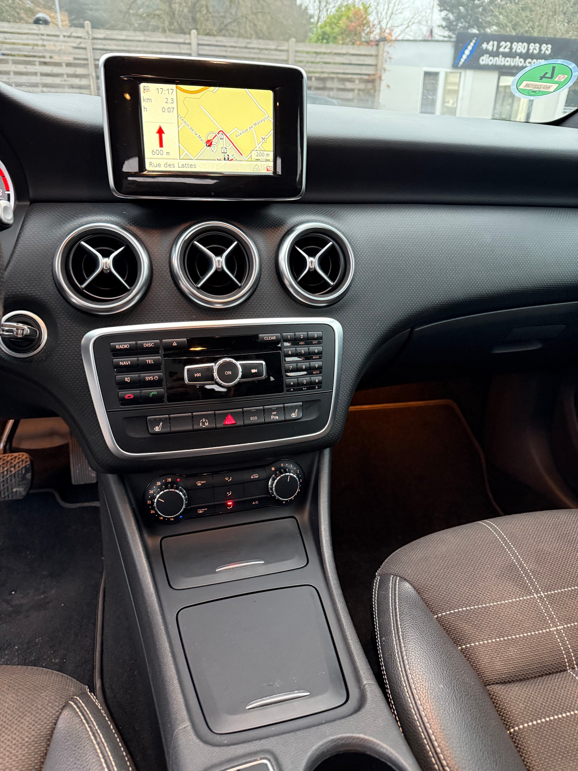 MERCEDES-BENZ A 180 Urban 7G-DCT-image-8