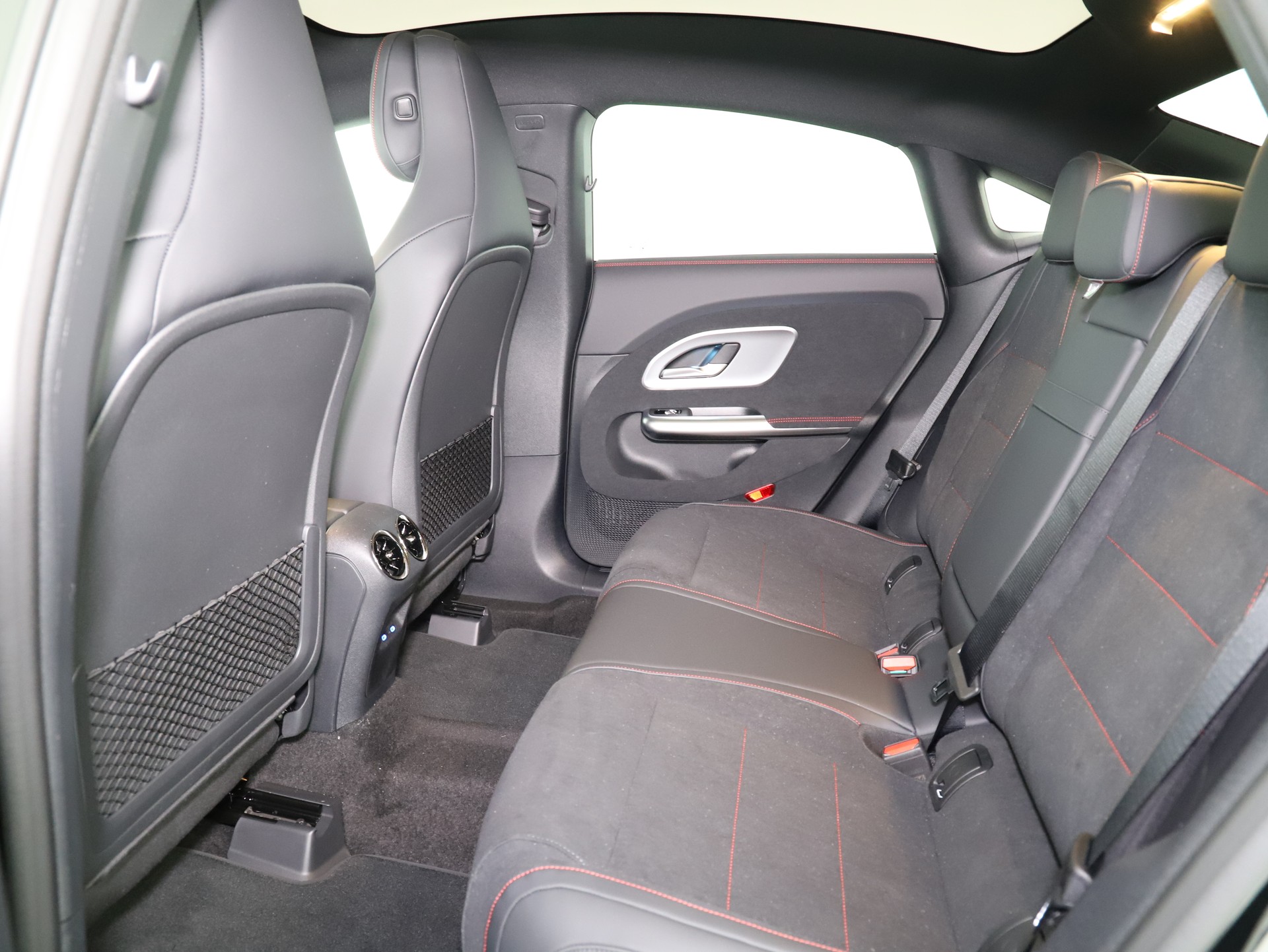 MERCEDES-BENZ CLA 200 8G-DCT-image-10