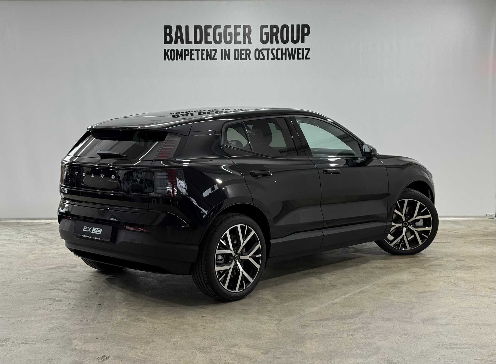 VOLVO EX 30 E60 Twin Plus Performance-showroom-element-2
