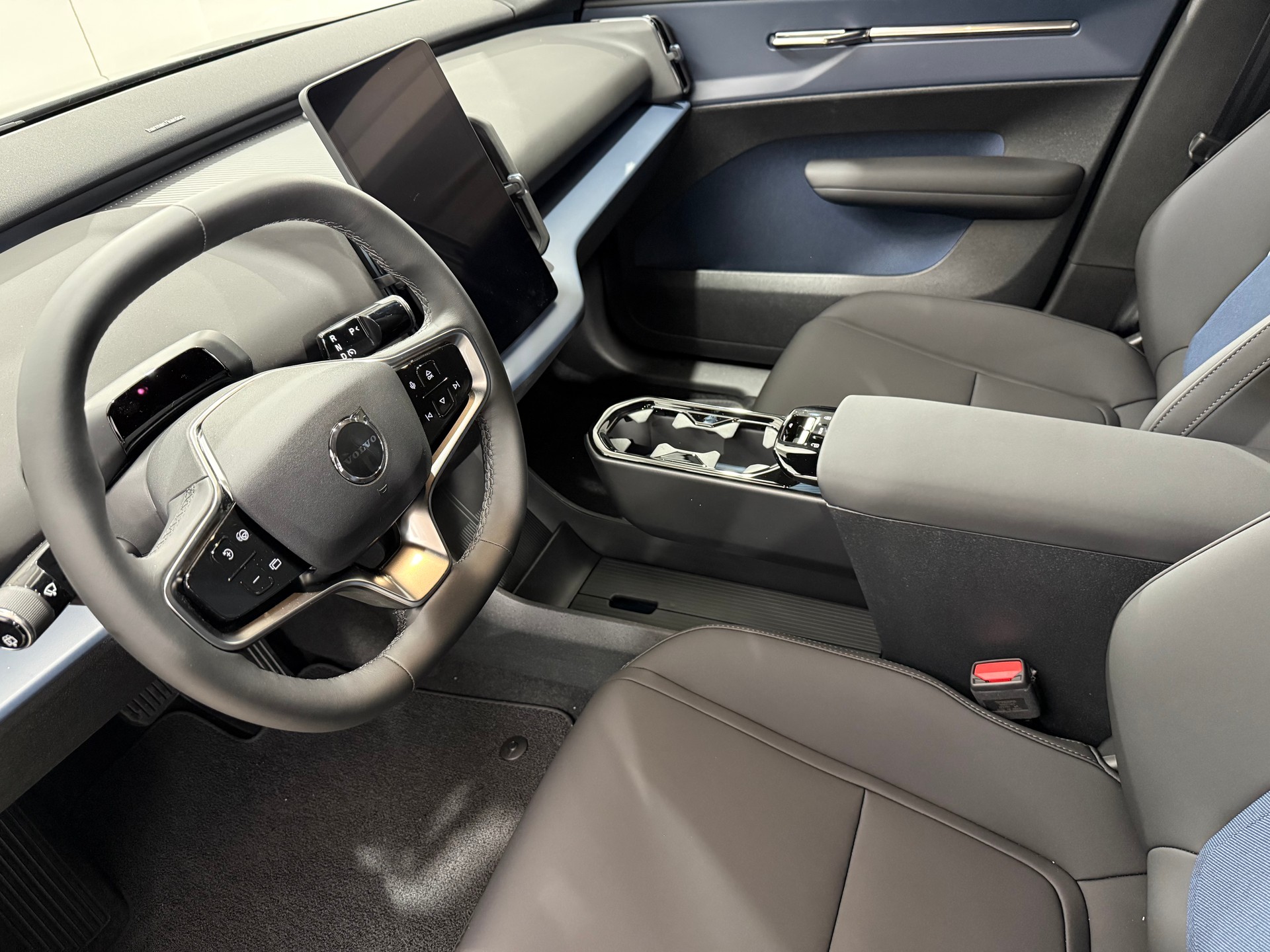 VOLVO EX 30 E60 Twin Plus Performance-showroom-element-3