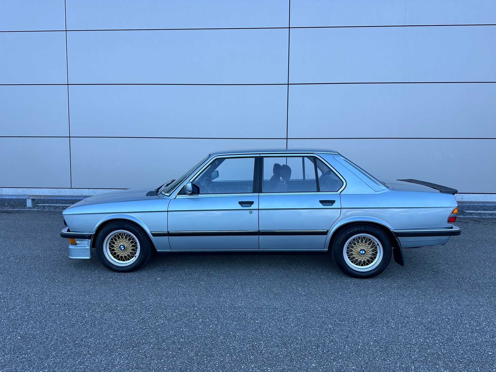BMW 520i-image-1