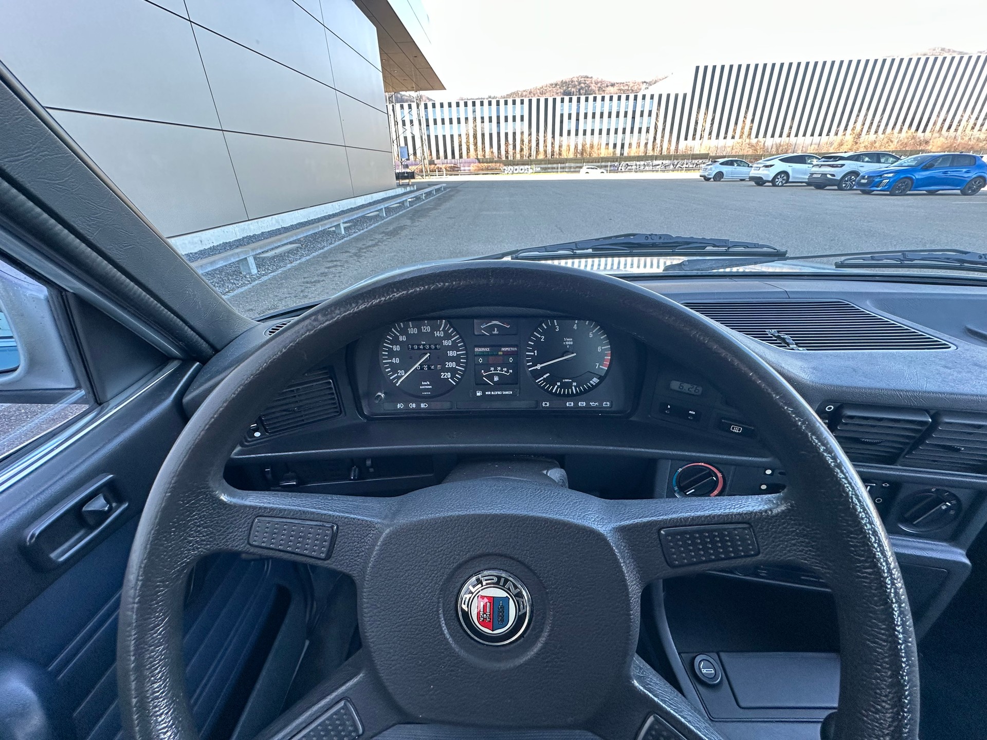 BMW 520i-image-13