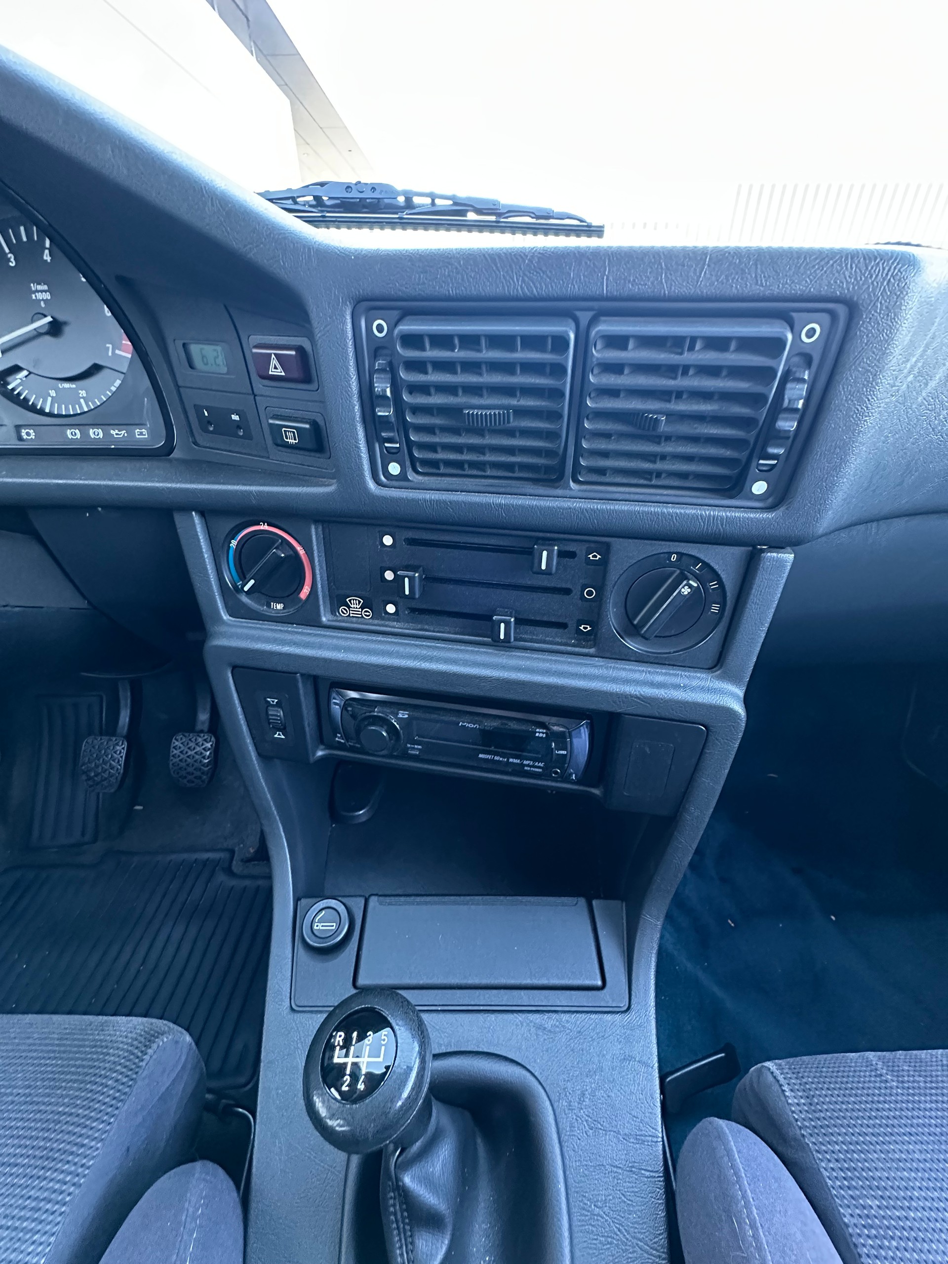 BMW 520i-image-12