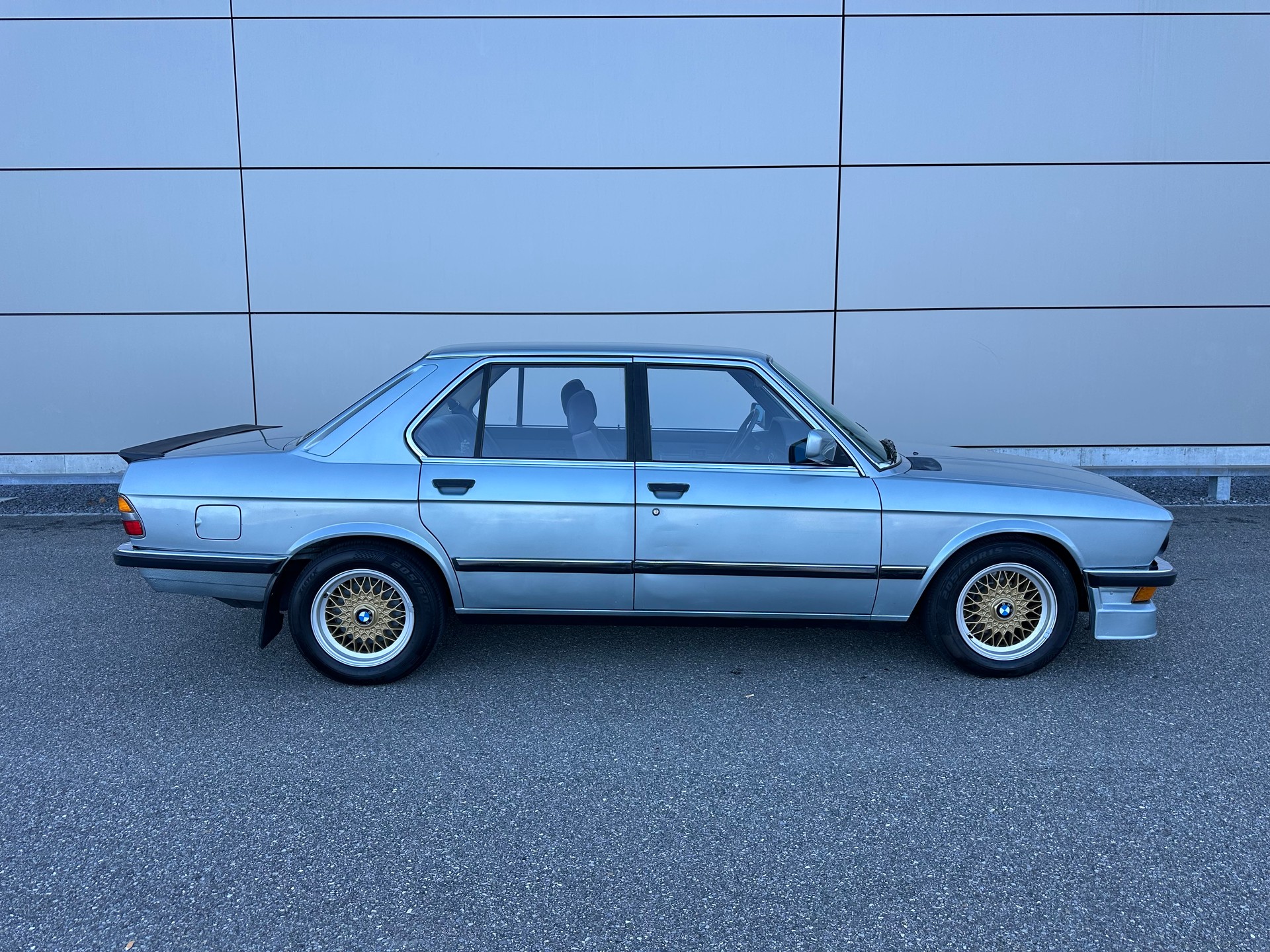 BMW 520i-image-5