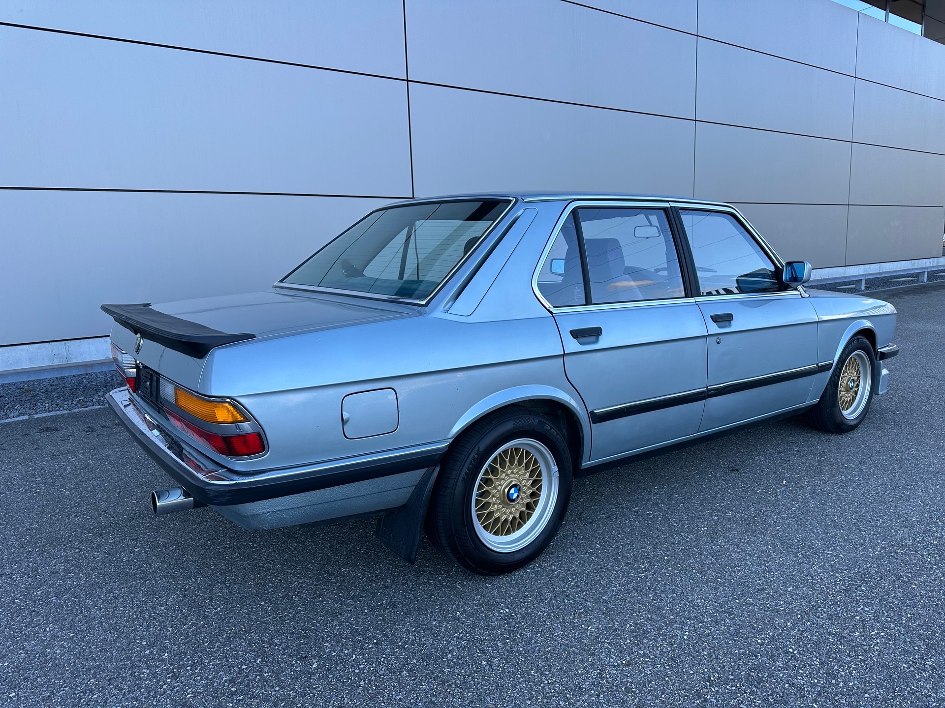 BMW 520i-image-6