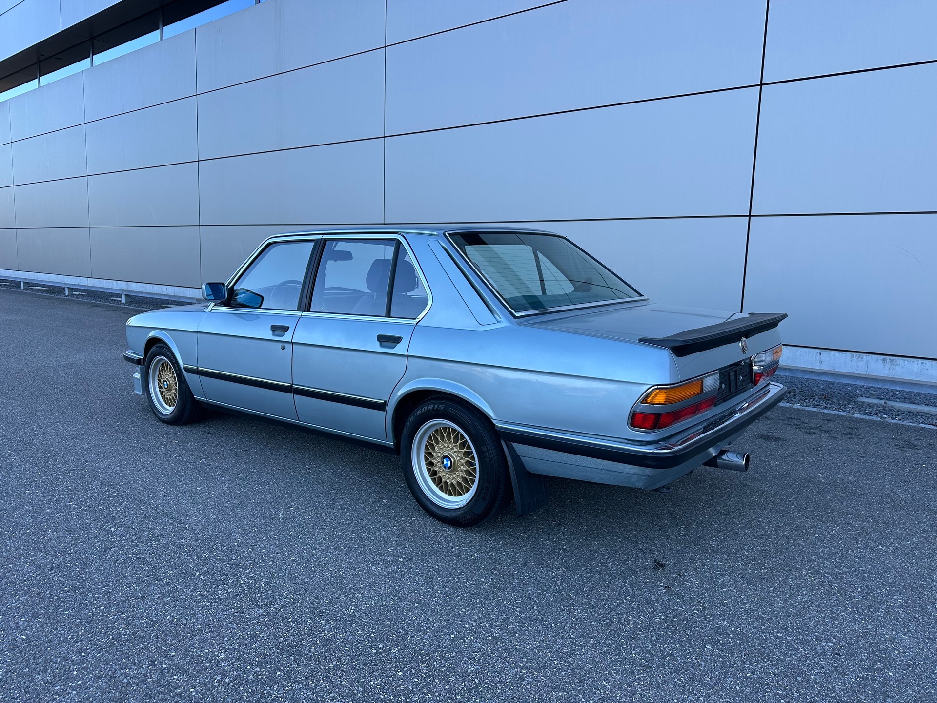 BMW 520i-image-2
