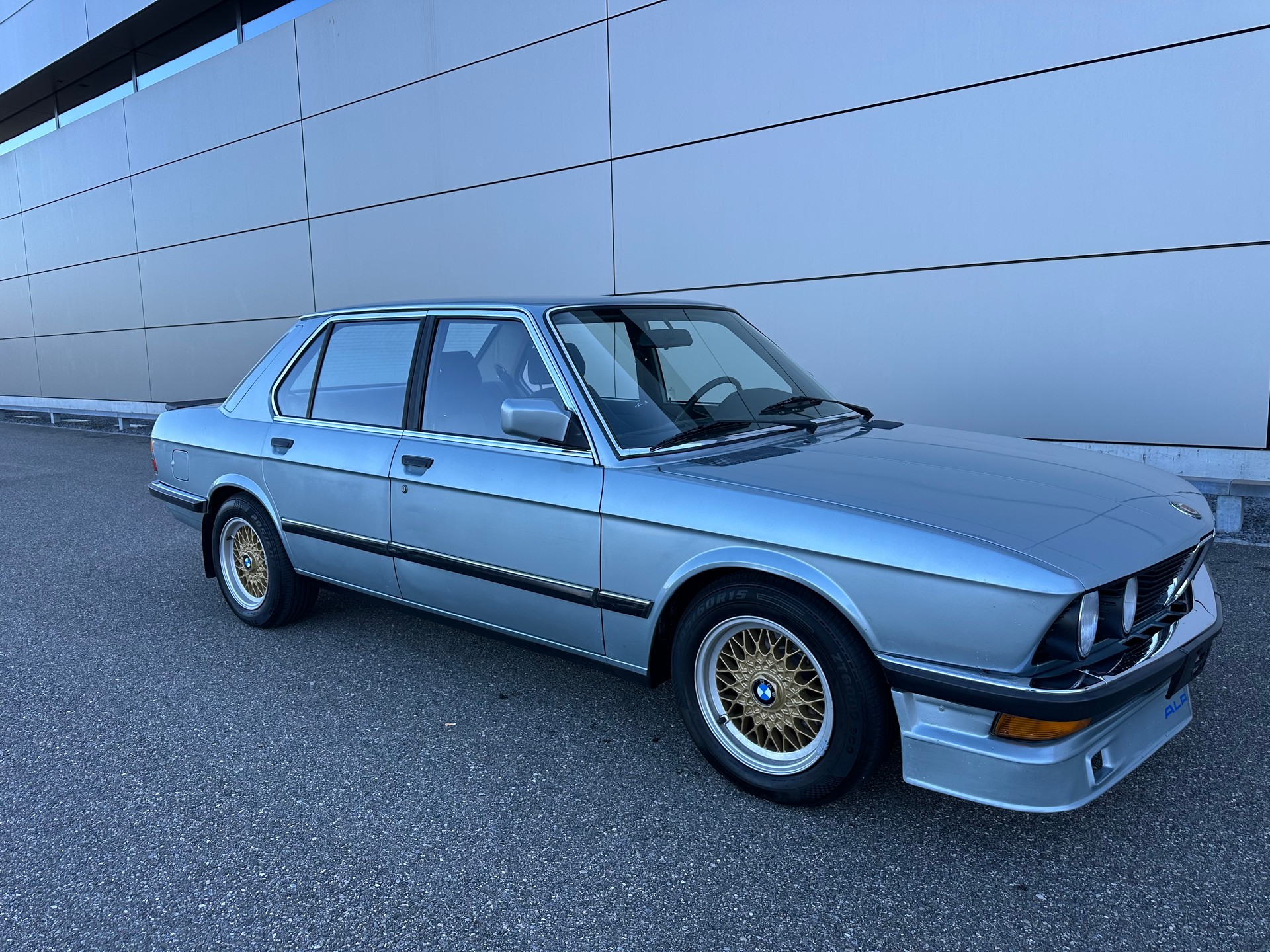 BMW 520i-image-7