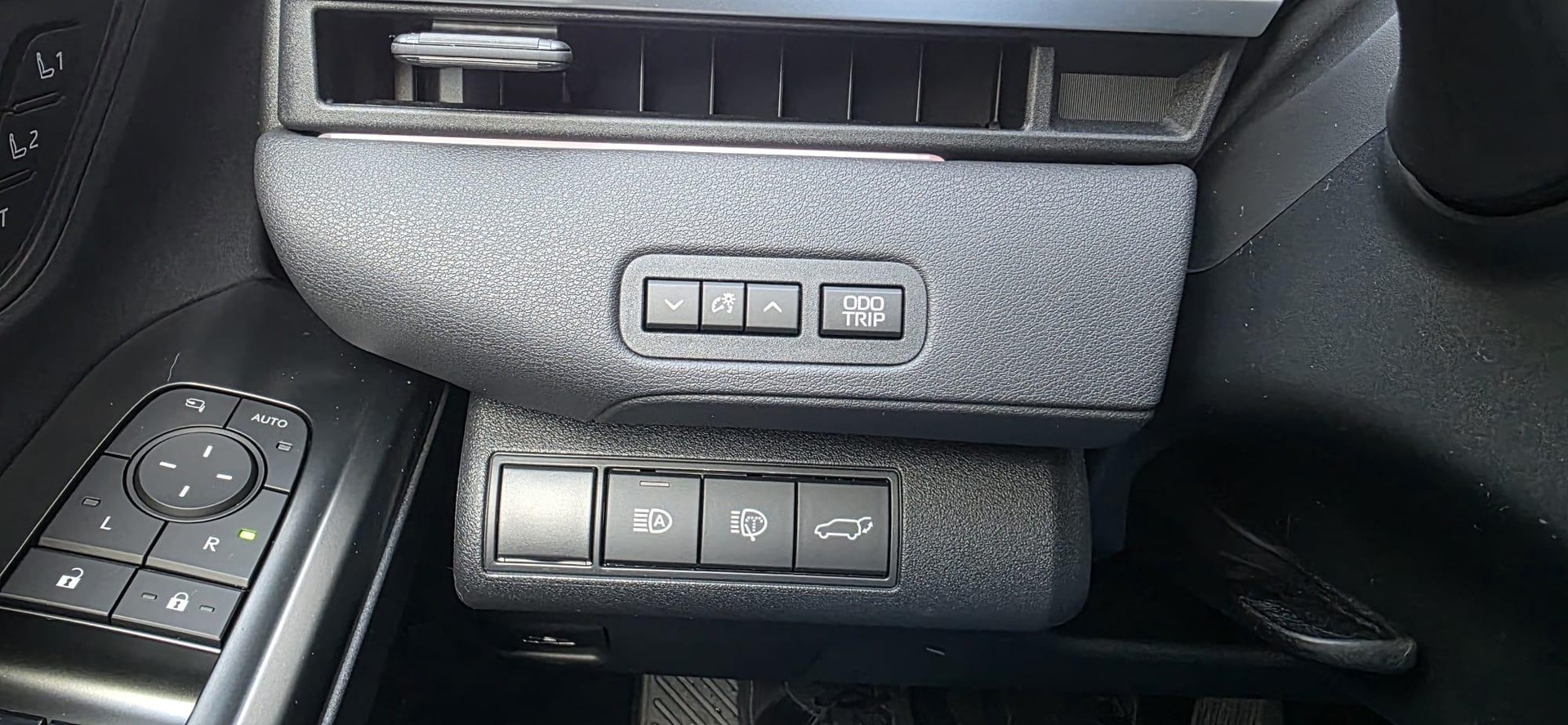 SUBARU Solterra eV Luxury AWD-image-8