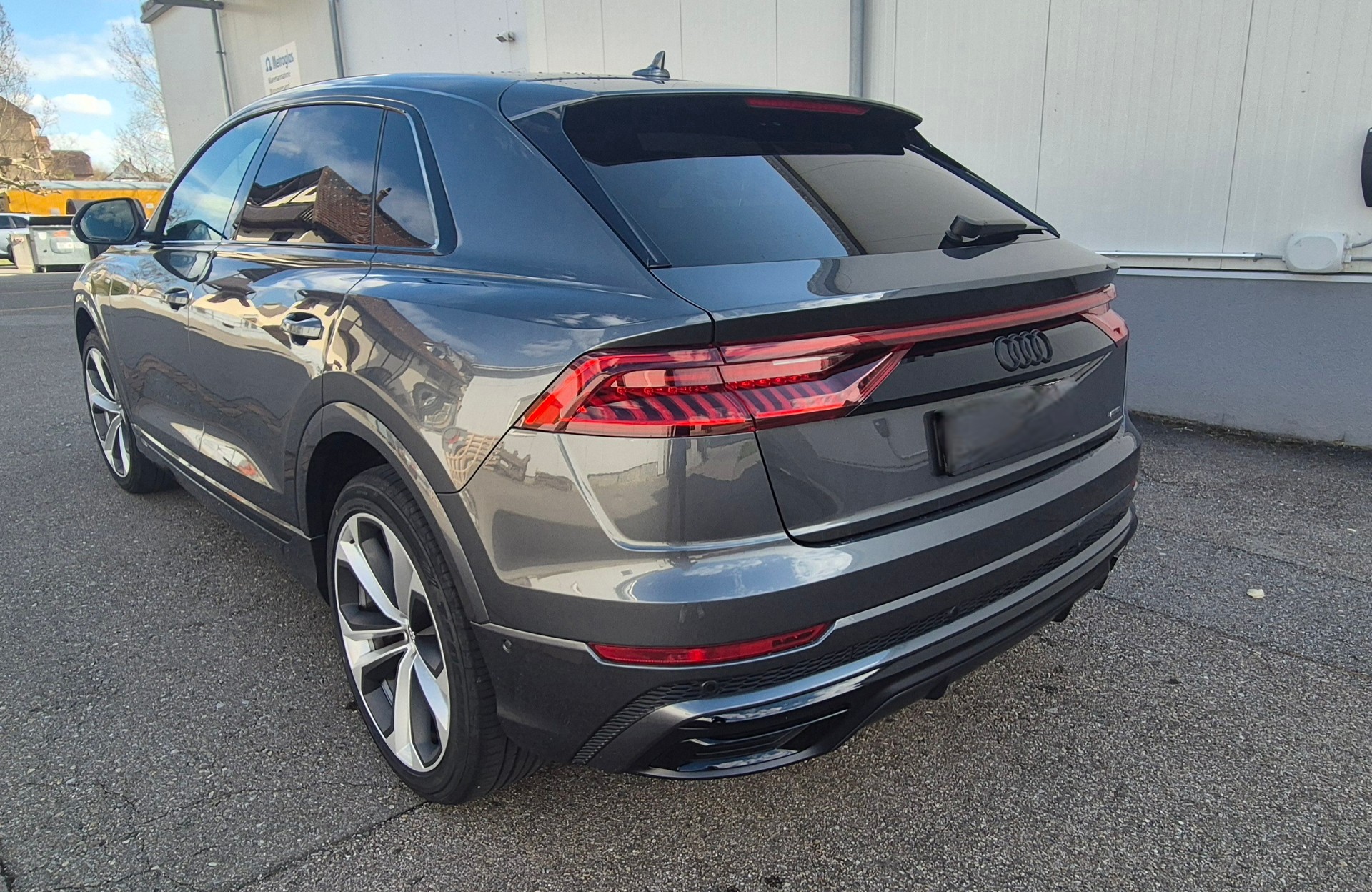 AUDI Q8 50 TDI quattro S-Line, AHK, IsoGlas, bel. Sitze, Standheizung, Headup, Pano, 8Fach Räder, Auto wie NEU-image-2