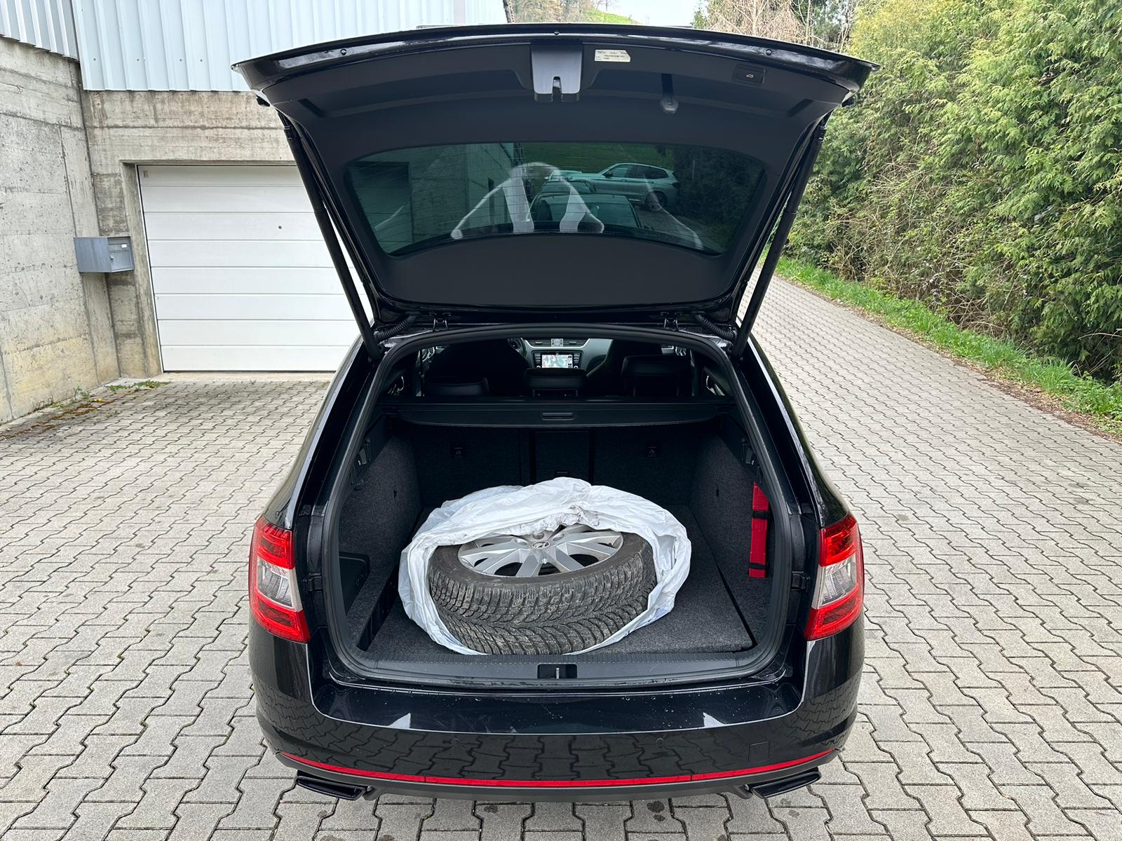 SKODA Octavia Combi 2.0 TSI RS DSG-image-13