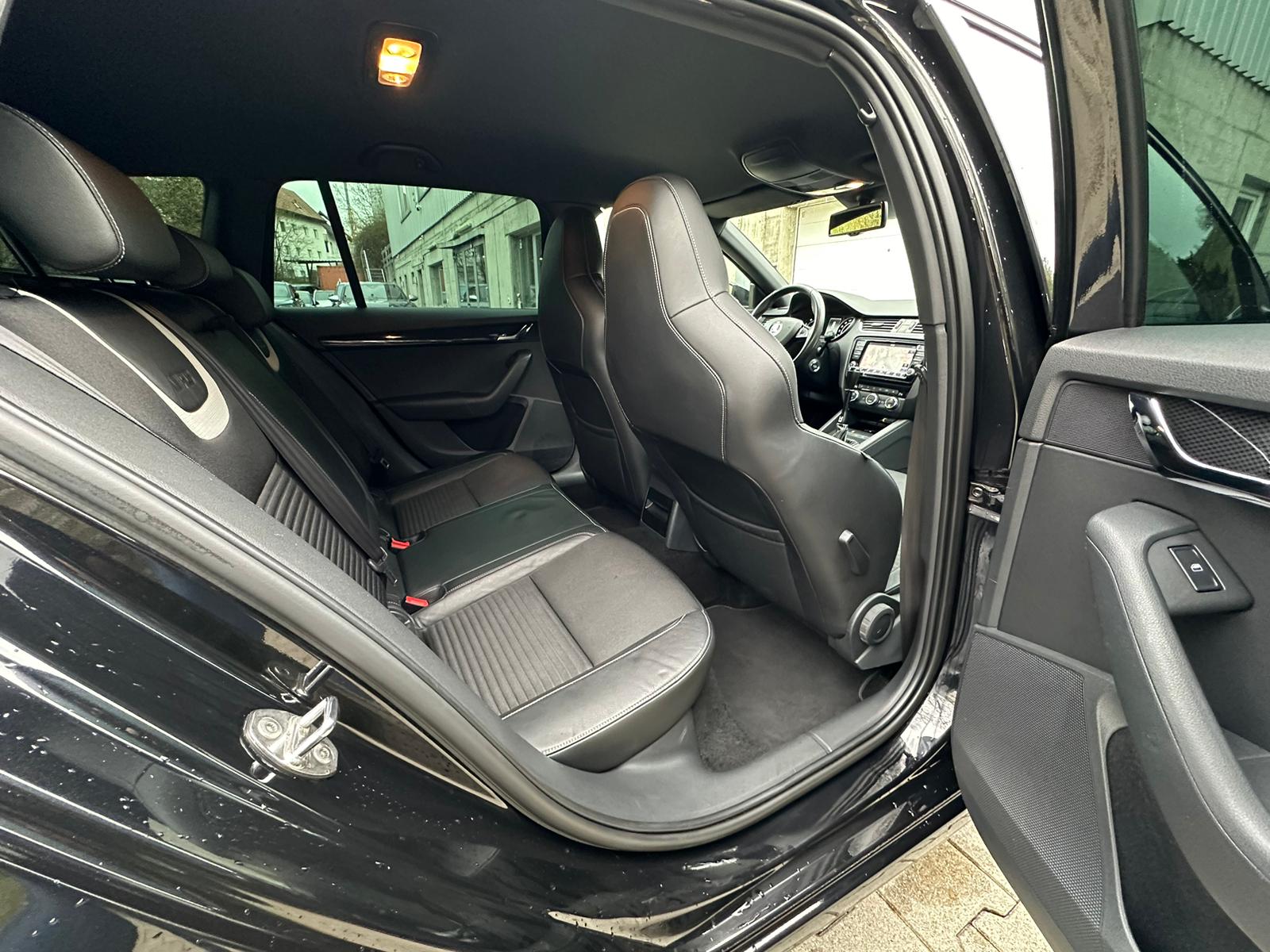 SKODA Octavia Combi 2.0 TSI RS DSG-image-15