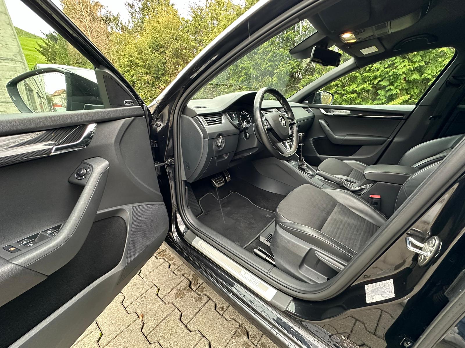 SKODA Octavia Combi 2.0 TSI RS DSG-image-9