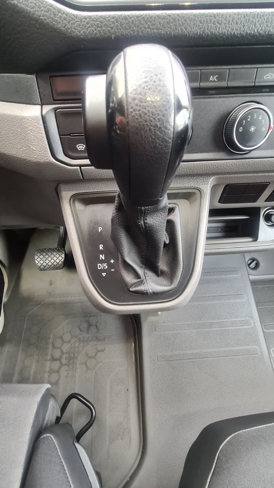VW Crafter 35 2.0 TDI Entry L4 A ** 3-Plätzer ** Gr-Navi ** RF-Kamera ** Klimaanlage ** Mit Hebebühne ** LTZ MFK 06.02.2025 **-image-14