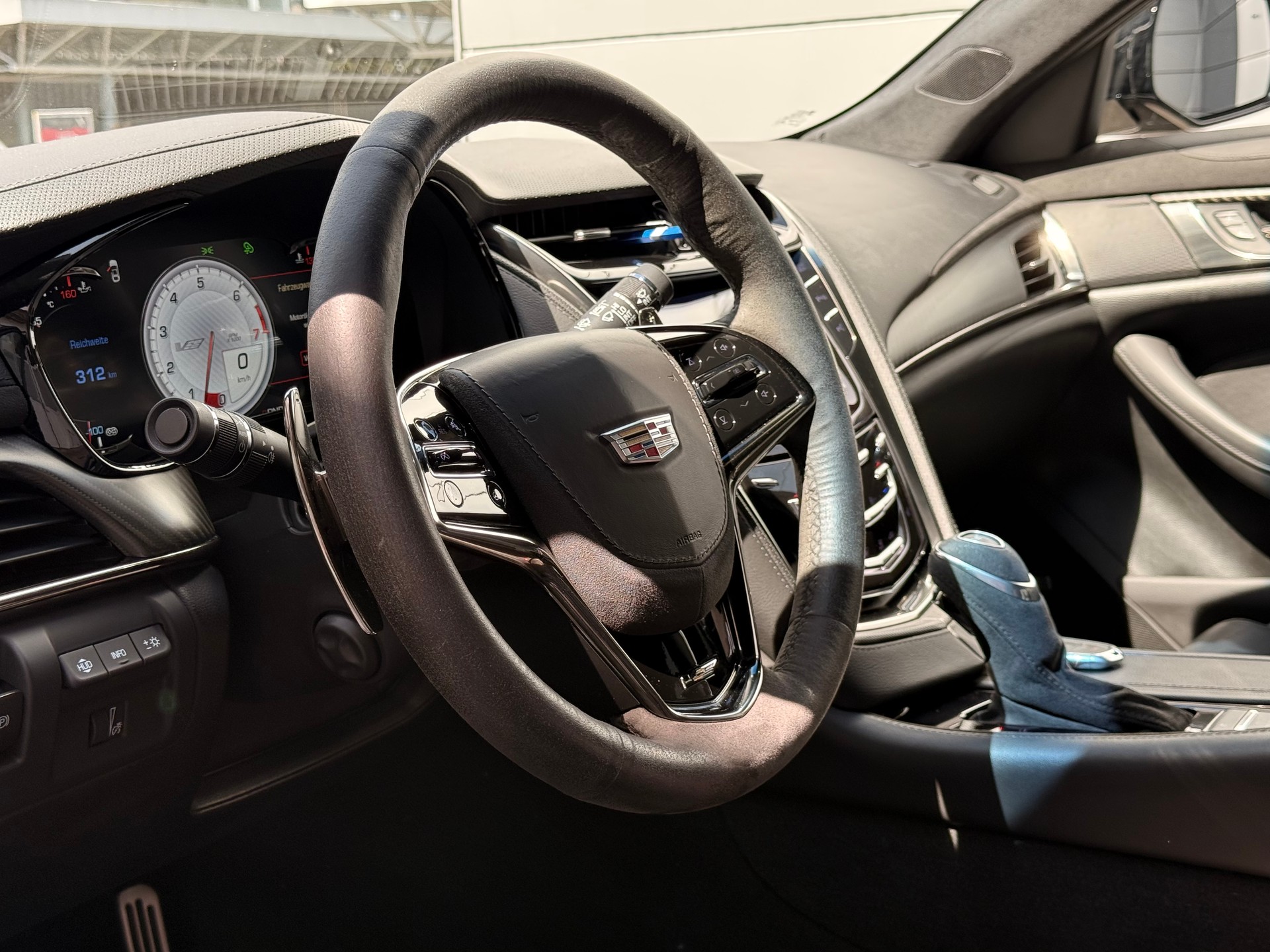 CADILLAC CTS-V Sedan 6.2 Supercharged Automatic-image-8