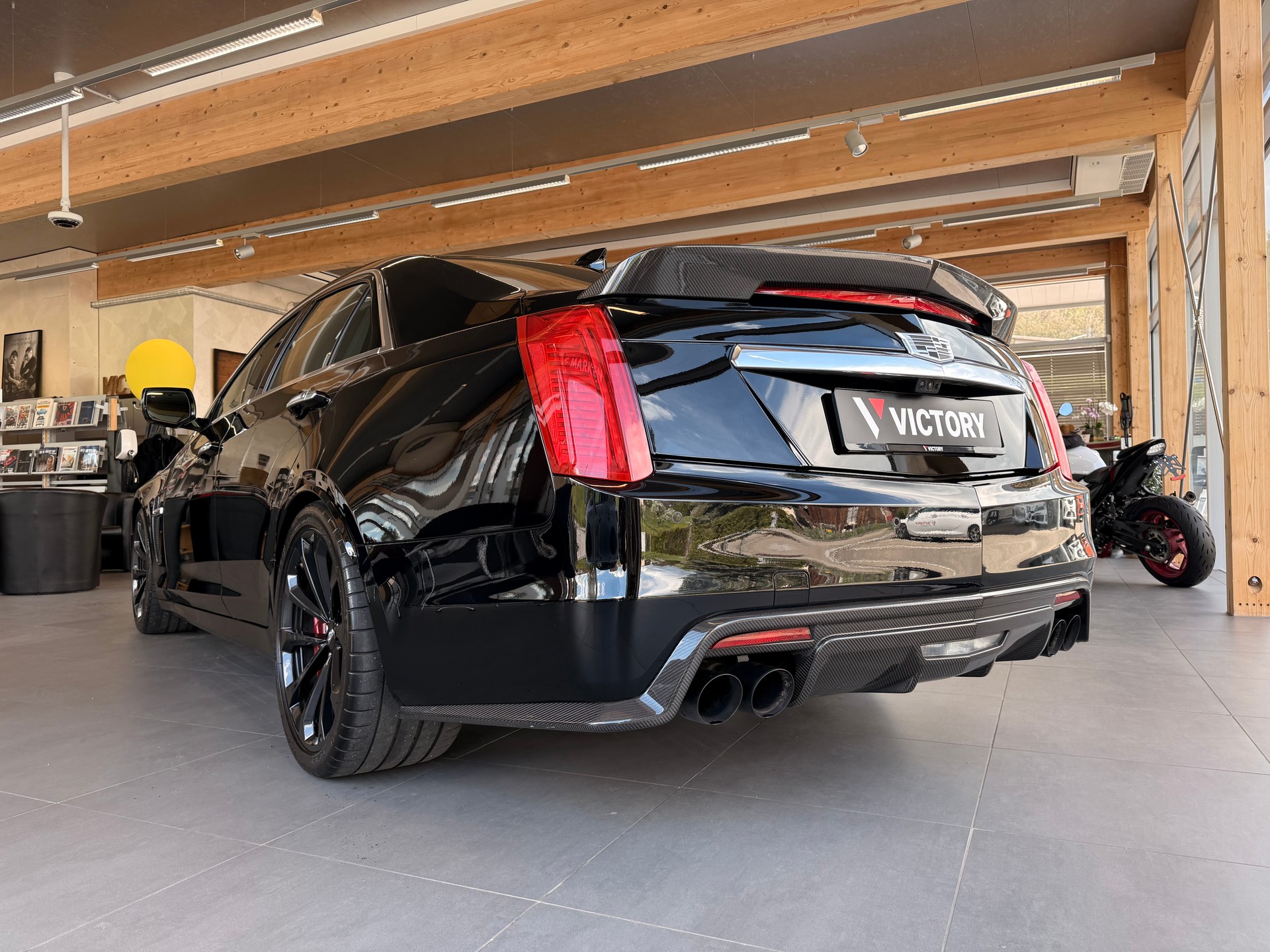 CADILLAC CTS-V Sedan 6.2 Supercharged Automatic-image-11