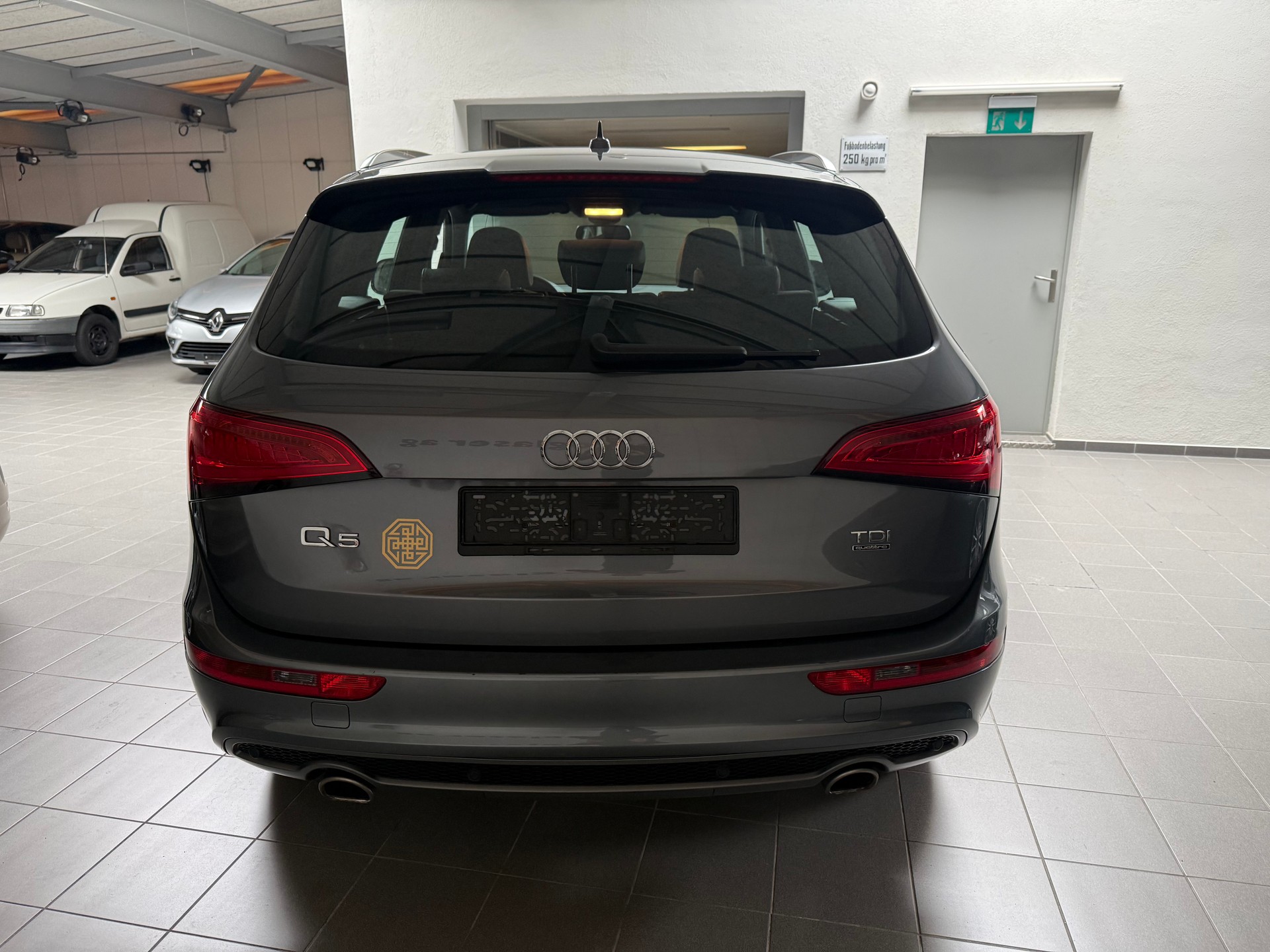 AUDI Q5 3.0 TDI quattro S-tronic-showroom-element-3