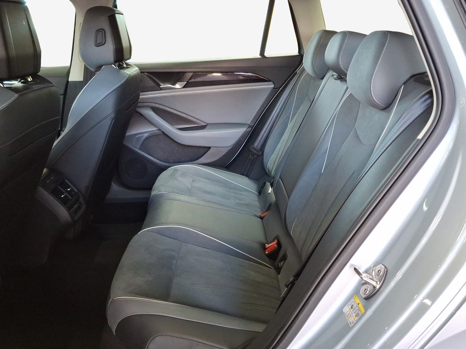 VW Passat Variant 2.0 TDI evo Business DSG-image-11